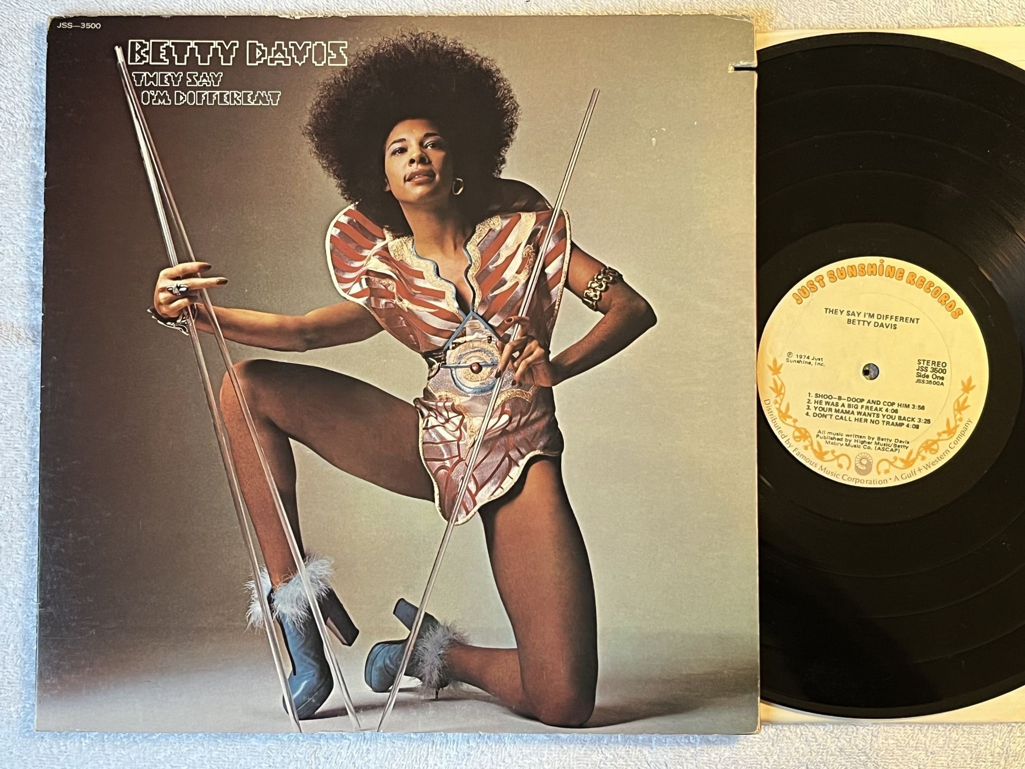 Omslagsbild för skivan BETTY DAVIS they say I'm different LP -74 US JUST SUNSHINE JSS 3500 *** RARE ***