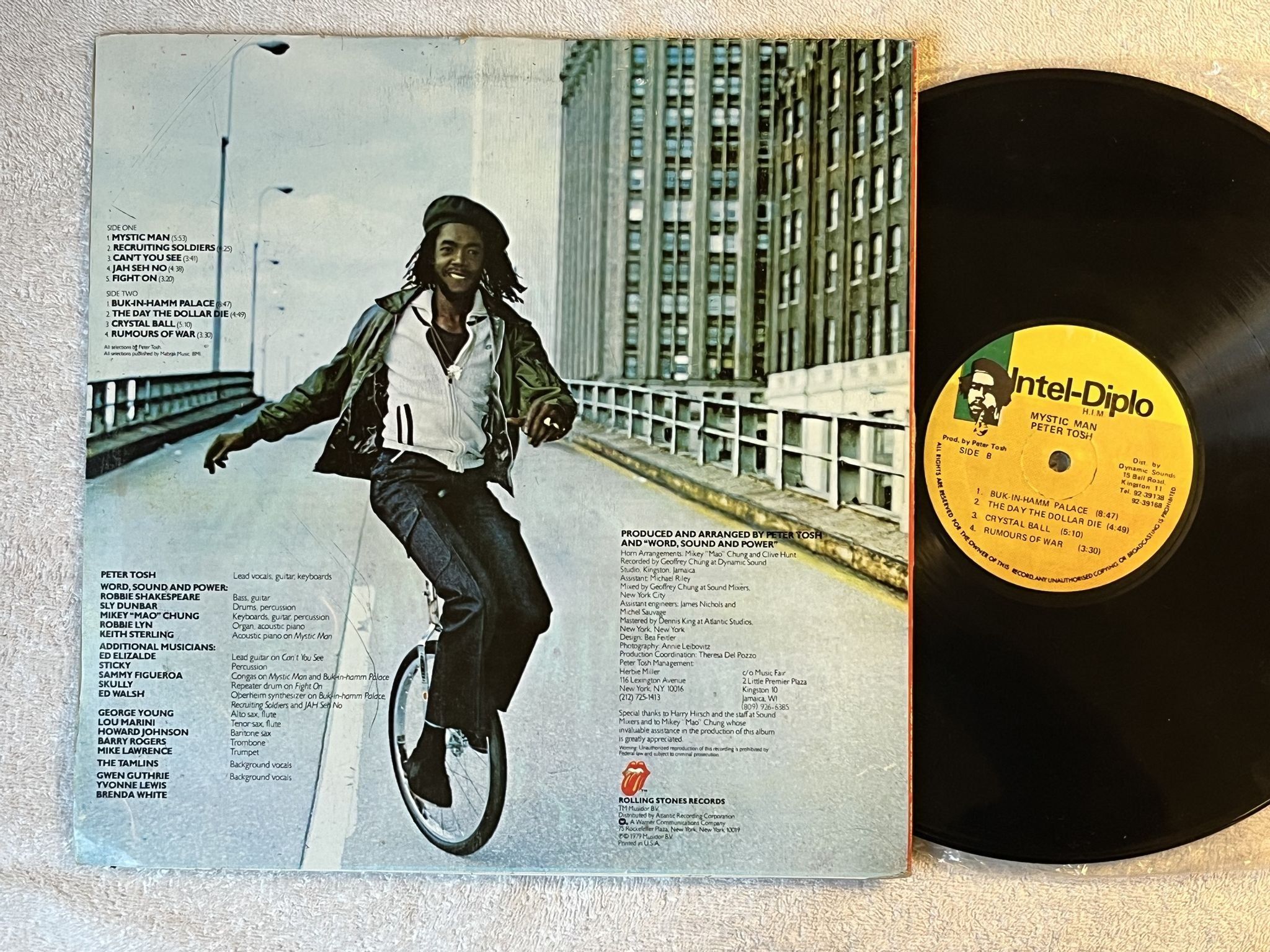Omslagsbild för skivan PETER TOSH mystic man LP Jamaica INTEL-DIPLO