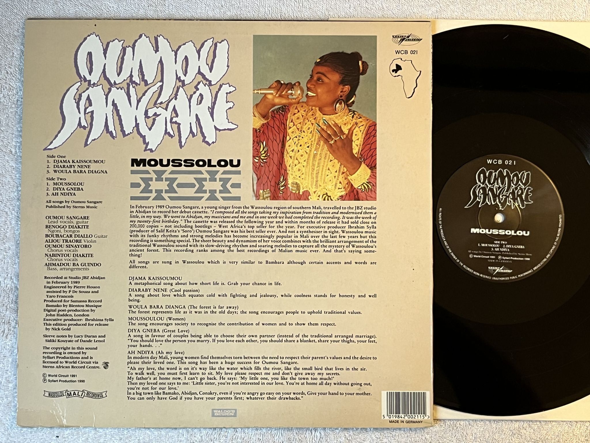 Omslagsbild för skivan OUMOU SANGARE Moussolou LP -91 Ger WORLD CURCUIT WCB 021