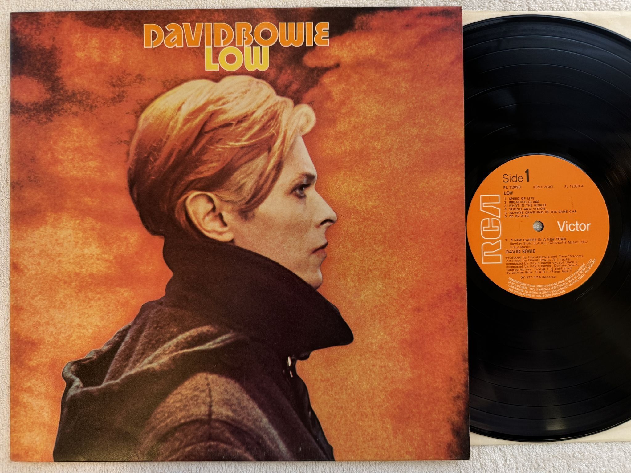 Omslagsbild för skivan DAVID BOWIE low LP -77 UK RCA PL 12030