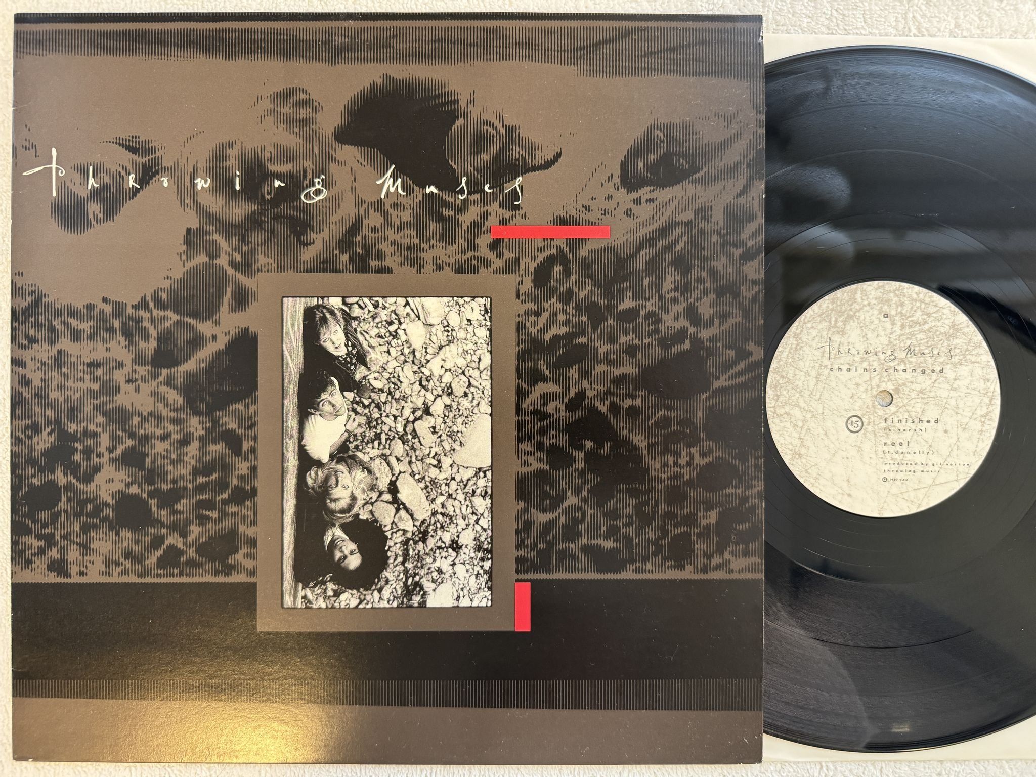 Omslagsbild för skivan THROWING MUSES Chains Changed 12"ep -87 4AD bad 701