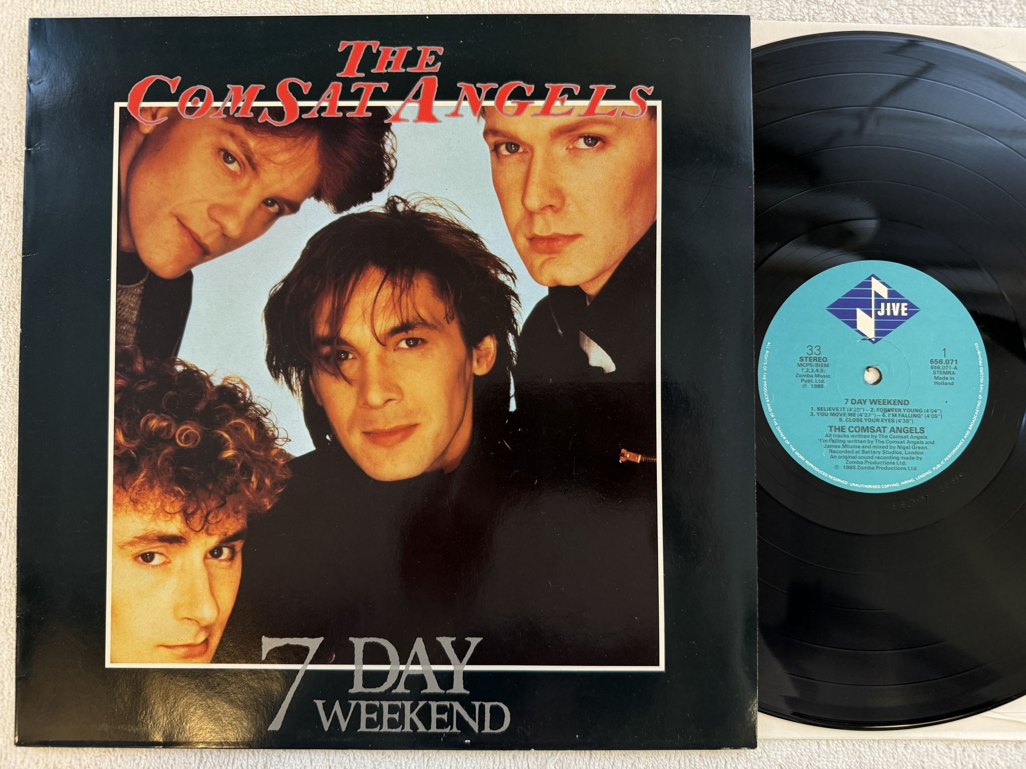 Omslagsbild för skivan THE COMSAT ANGELS 7 day weekend LP -85 Hol JIVE 656071