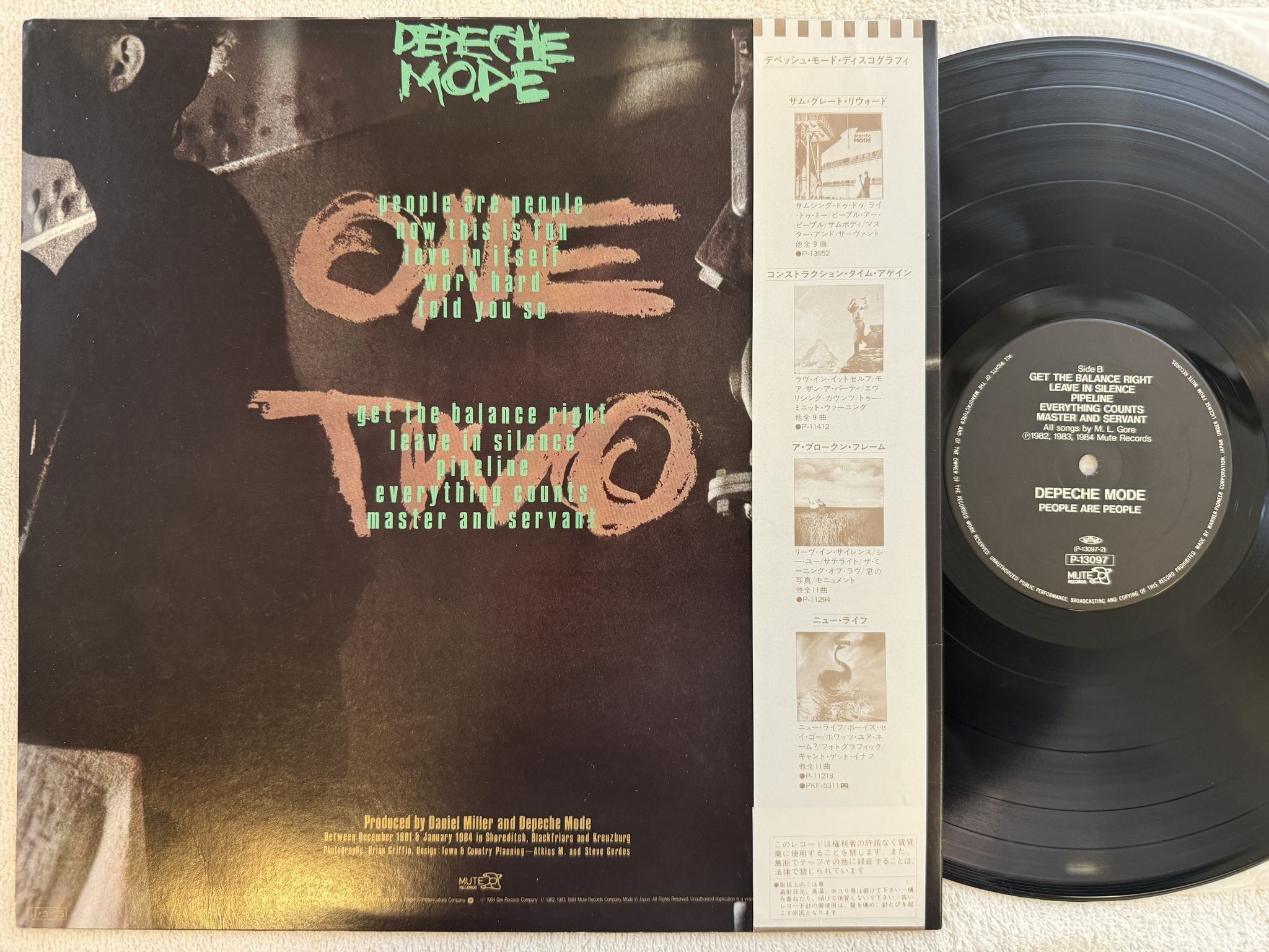 Omslagsbild för skivan DEPECHE MODE People Are People LP -85 Japan MUTE P-13097 *** RARE COMPILATION **