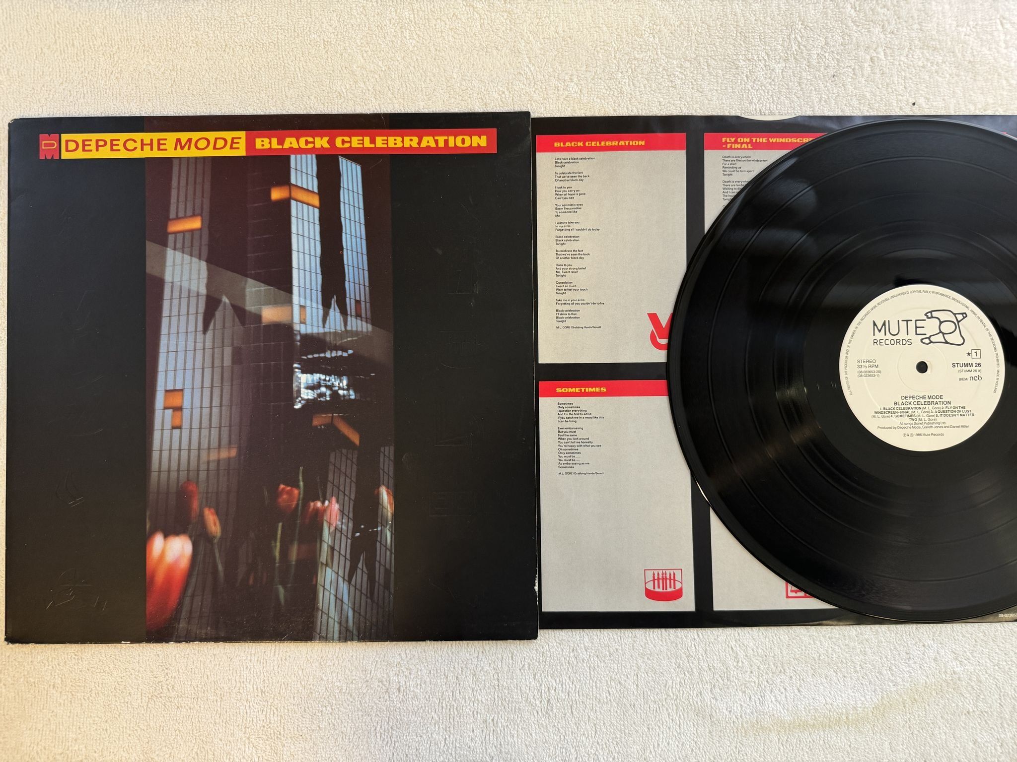 Omslagsbild för skivan DEPECHE MODE black celebration LP -86 ncb MUTE STUMM 26