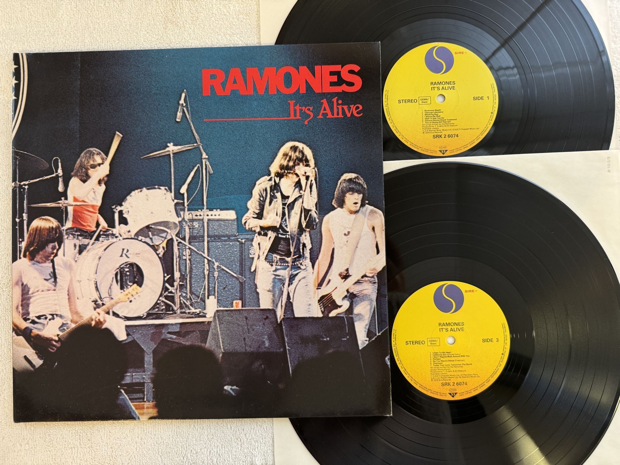 Omslagsbild för skivan RAMONES it's alive 2xLP Ger SIRE SRK2 6074