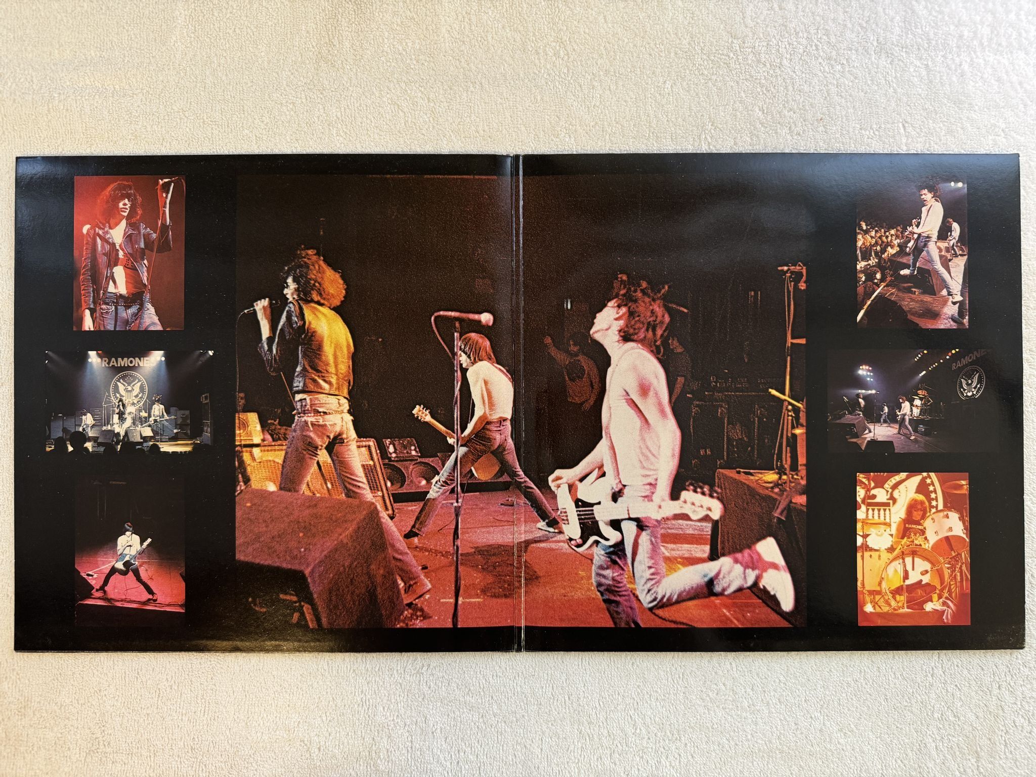 Omslagsbild för skivan RAMONES it's alive 2xLP Ger SIRE SRK2 6074