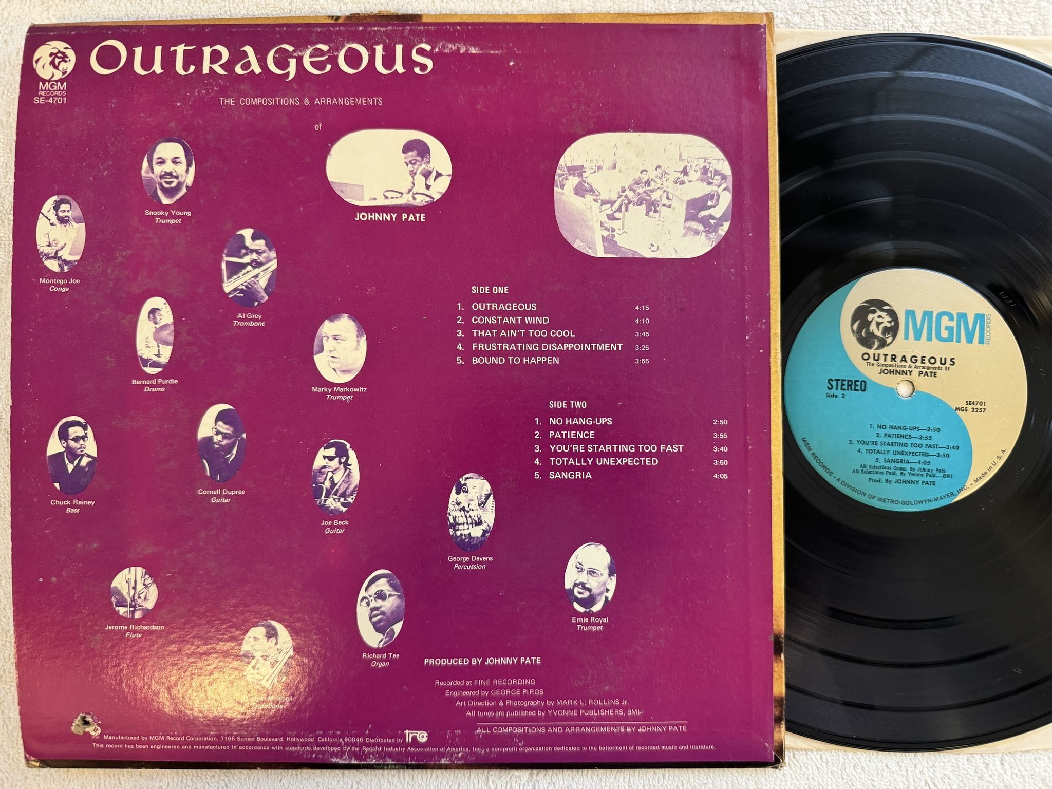 Omslagsbild för skivan JOHNNY PATE outrageous LP -70 US MGM SE 4701 *** JAZZ-FUNK ***