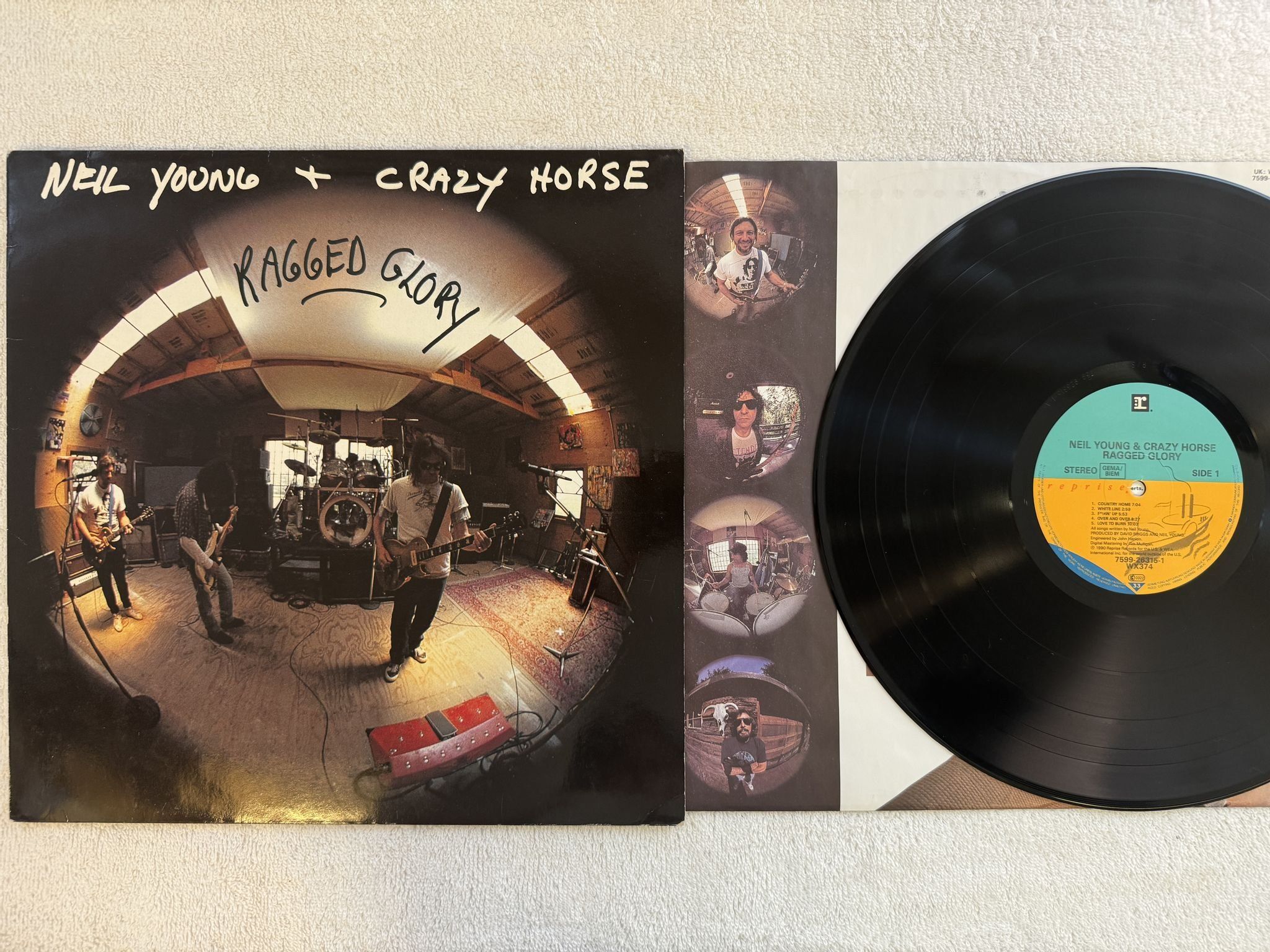 Omslagsbild för skivan NEIL YOUNG & CRAZY HORSE ragged glory LP -90 Ger REPRISE 7599-26315-1