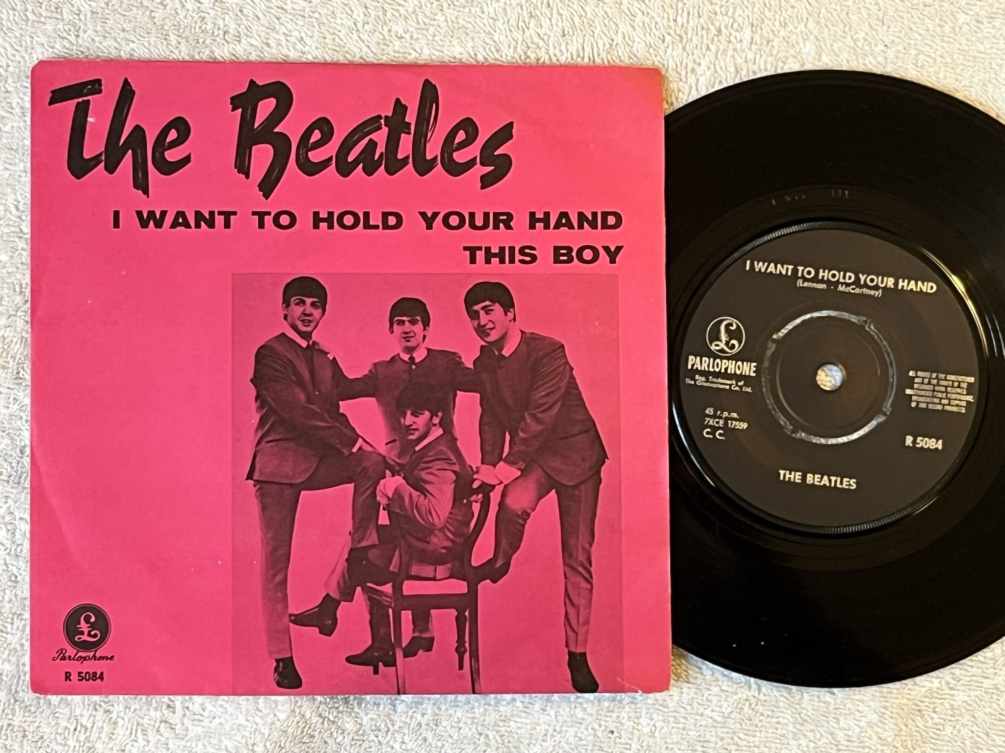 Omslagsbild för skivan THE BEATLES I want to hold your hand 7" parlophone R 5084 *** Rare Pink Cover **