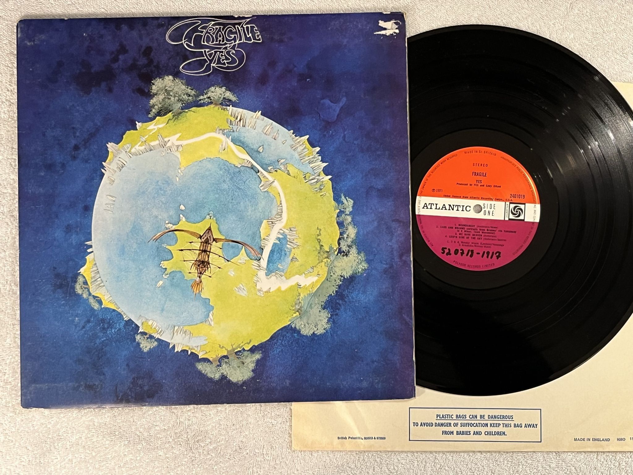 Omslagsbild för skivan YES fragile LP -71 UK ATLANTIC 2401019 ** with attached booklet on red/plum **