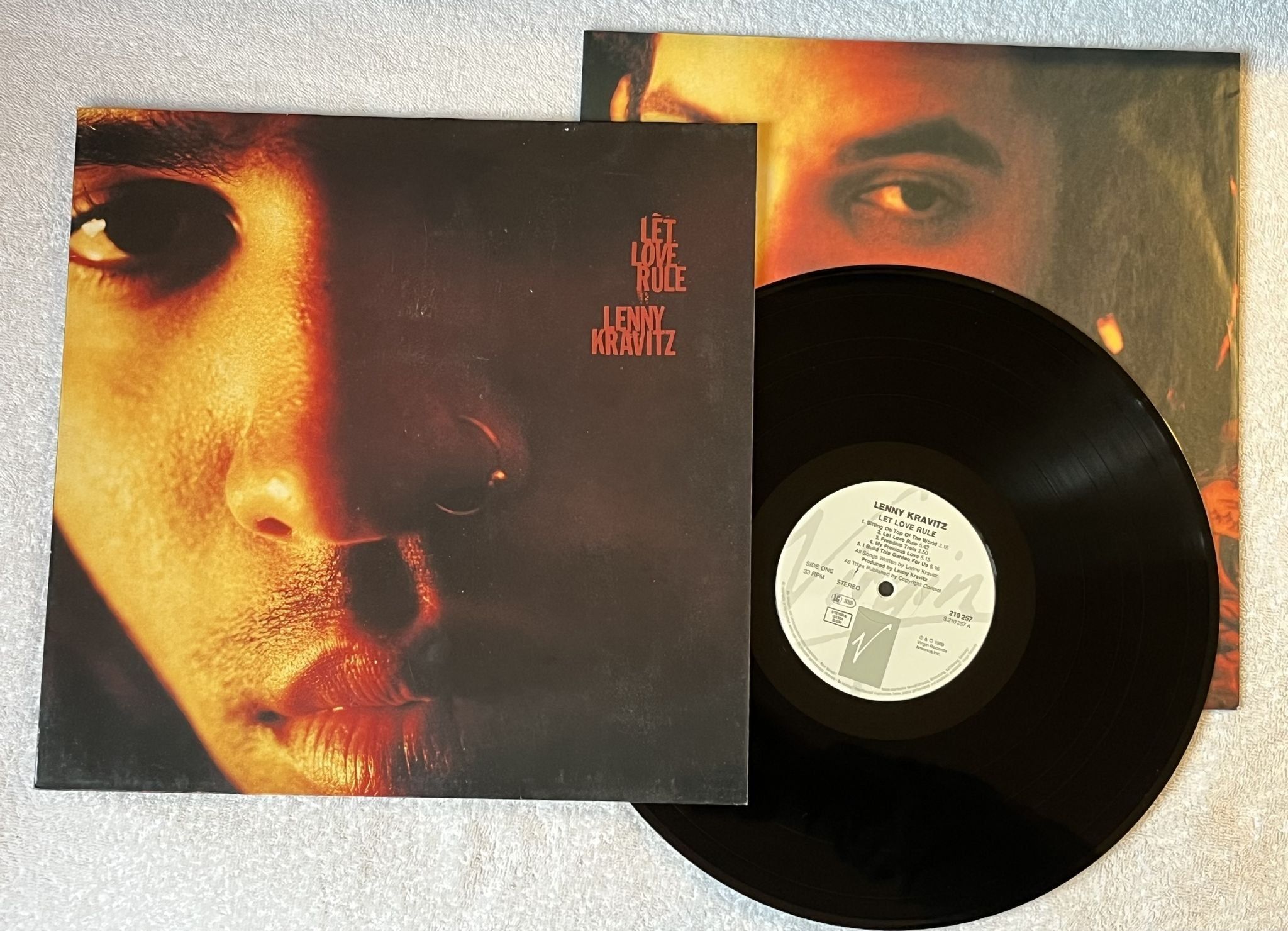 Omslagsbild för skivan LENNY KRAVITZ Let Love Rule LP -89 virgin america VUSLP 10