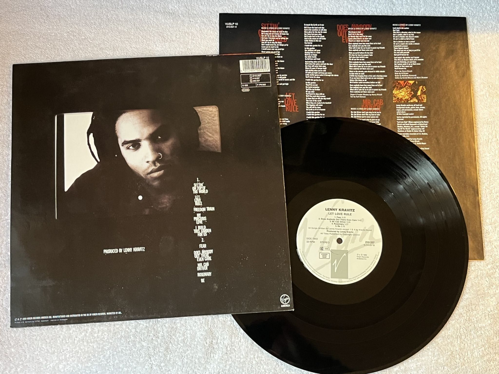 Omslagsbild för skivan LENNY KRAVITZ Let Love Rule LP -89 virgin america VUSLP 10