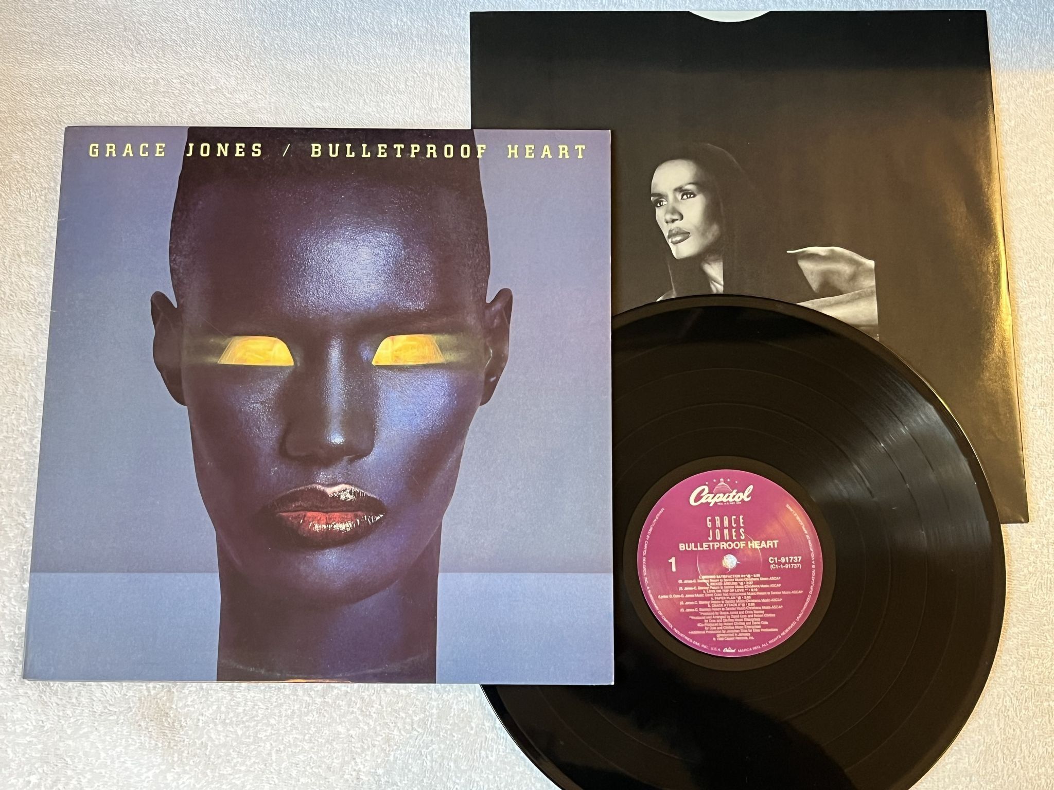 Omslagsbild för skivan GRACE JONES Bulletproof Heart LP -89 US Capitol C1-91737
