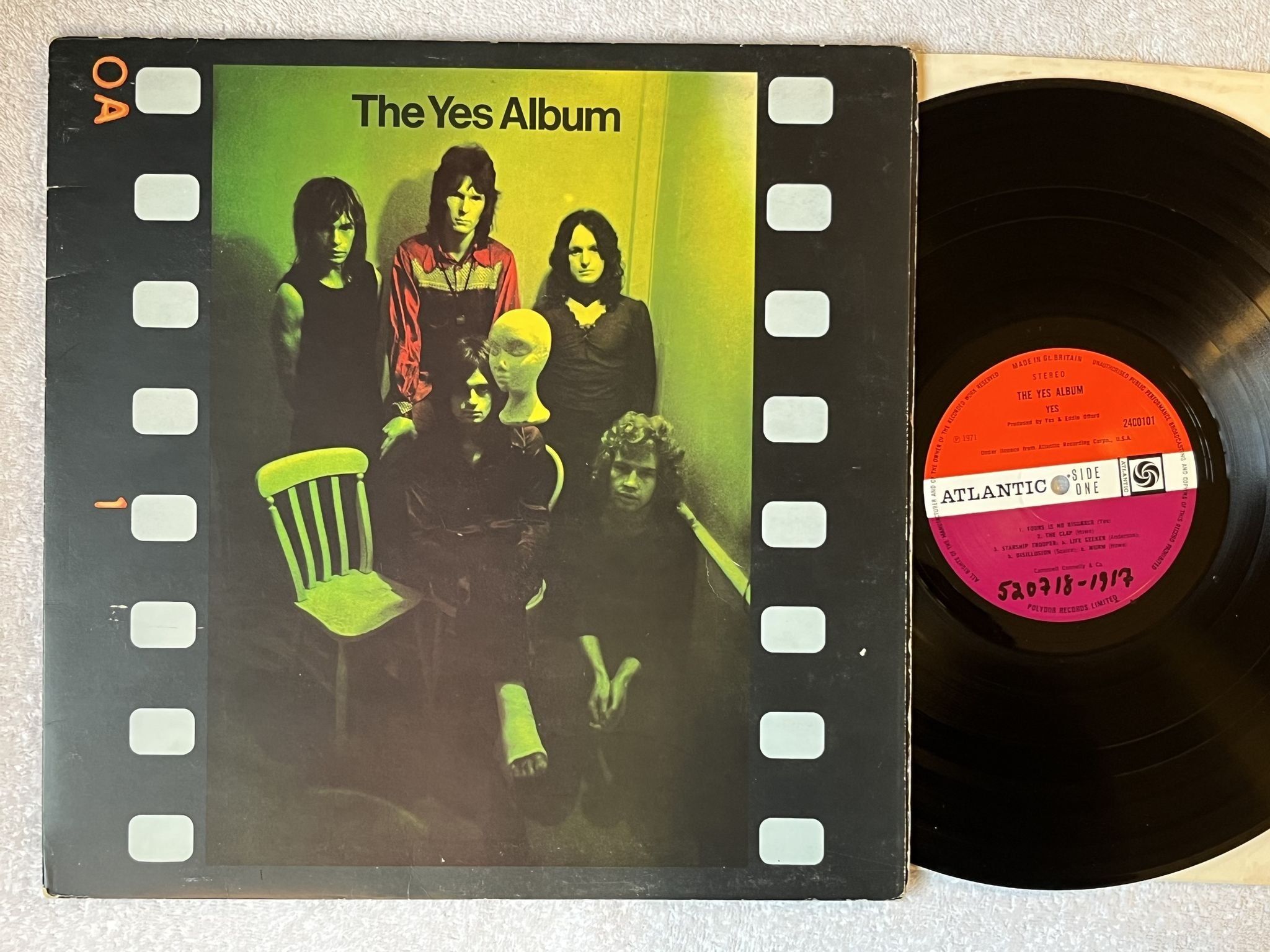 Omslagsbild för skivan YES the yes album LP -71 UK 2400101 *** Red/Plum Atlantic labels ***