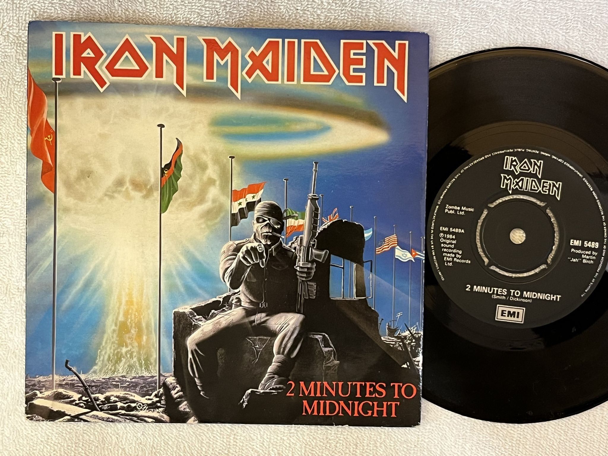 Omslagsbild för skivan IRON MAIDEN 2 minutes to midnight 7"single -84 UK EMI 5489