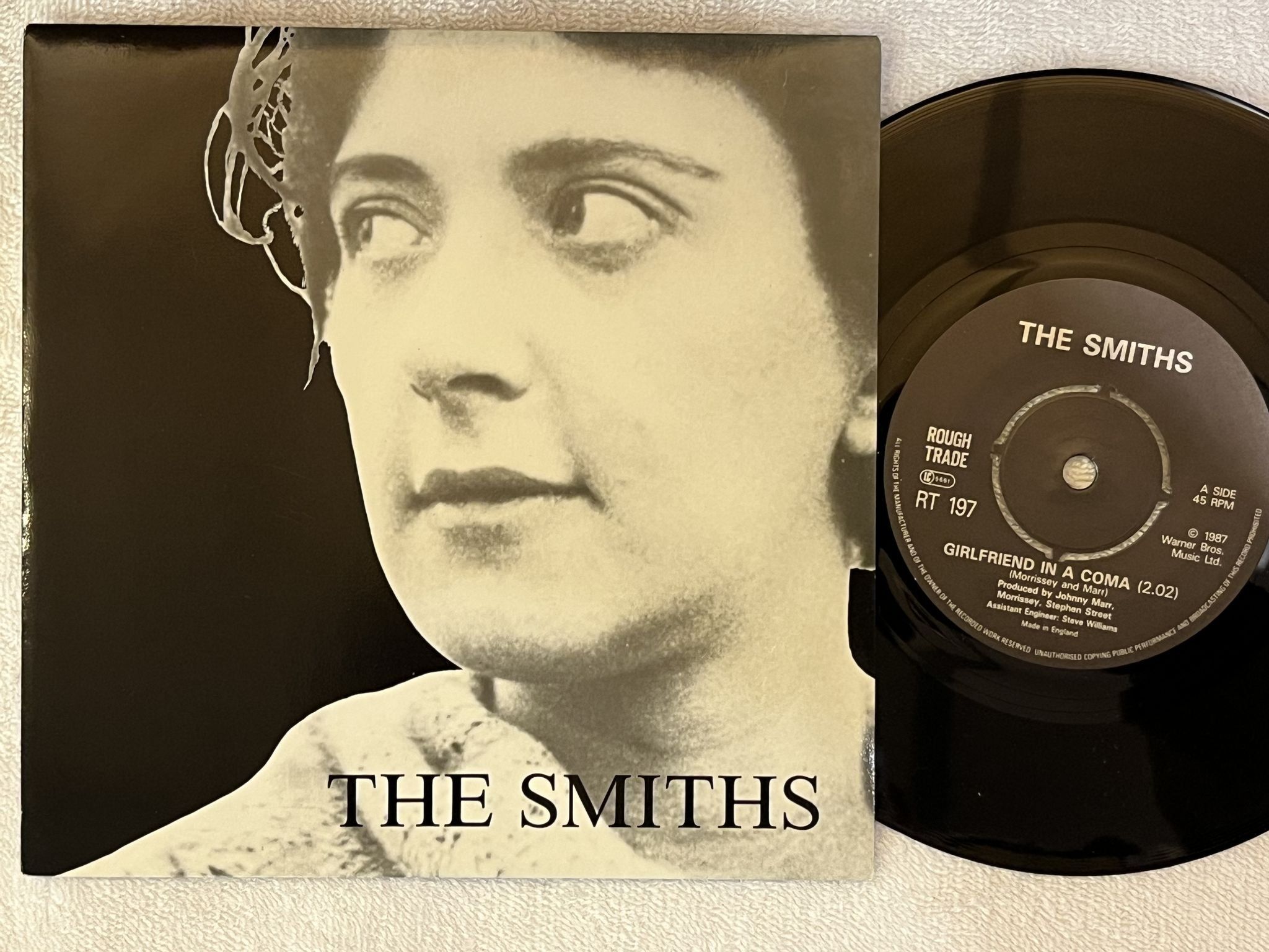 Omslagsbild för skivan THE SMITHS girlfriend in a coma 7" -87 UK ROUGH TRADE RT 197