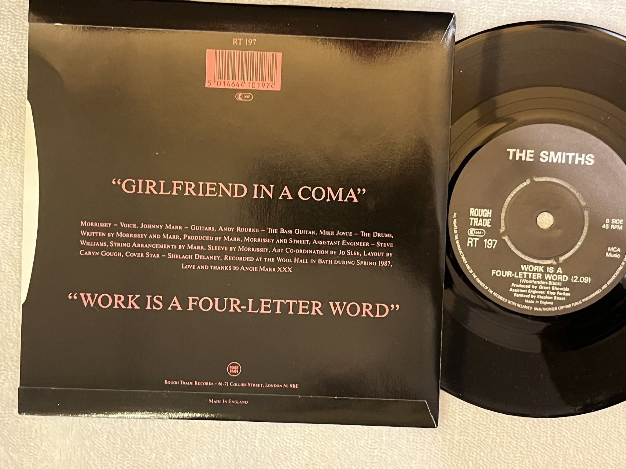 Omslagsbild för skivan THE SMITHS girlfriend in a coma 7" -87 UK ROUGH TRADE RT 197