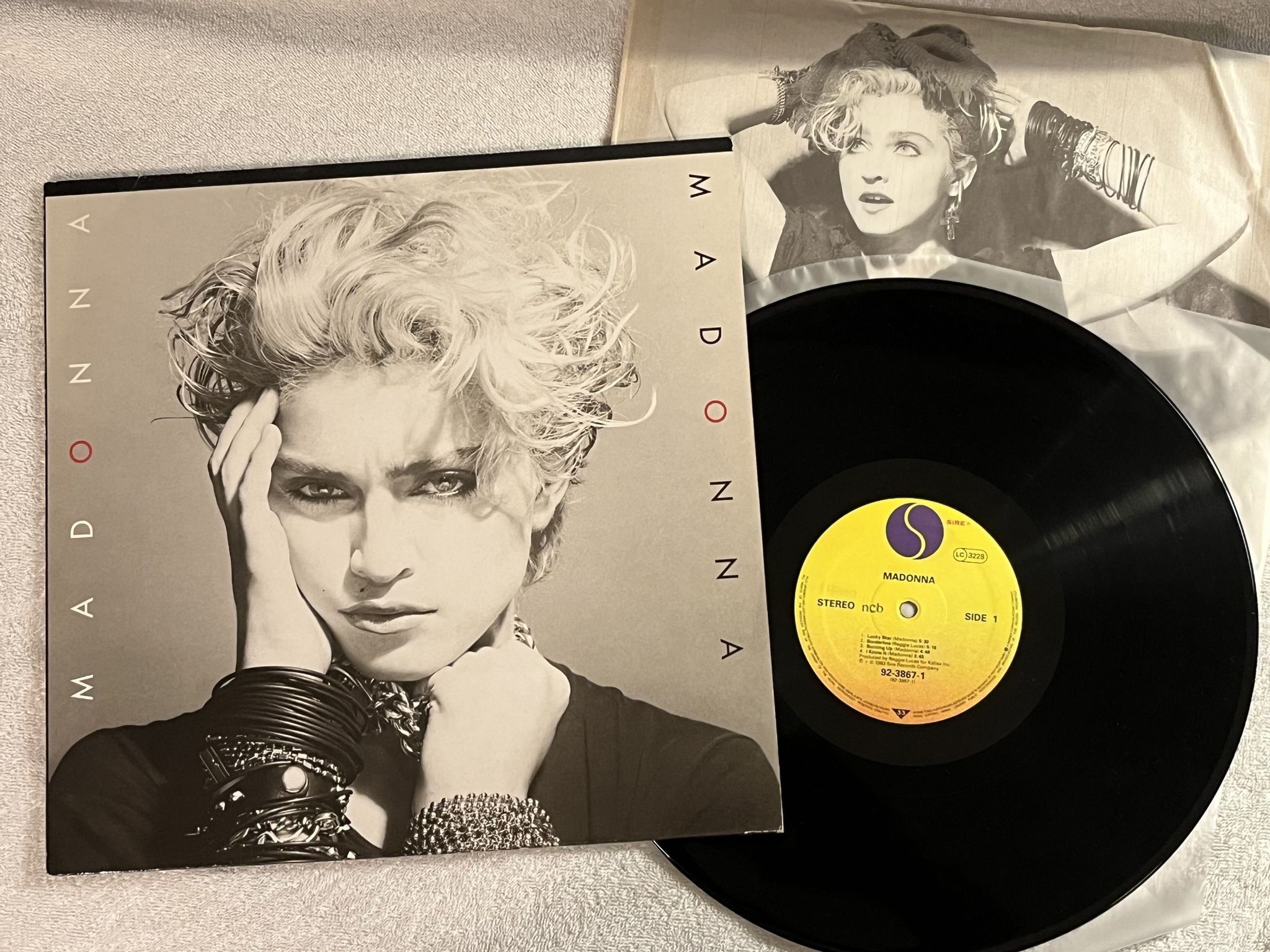 Omslagsbild för skivan MADONNA s/t LP -83 Ger SIRE 92-3867-1
