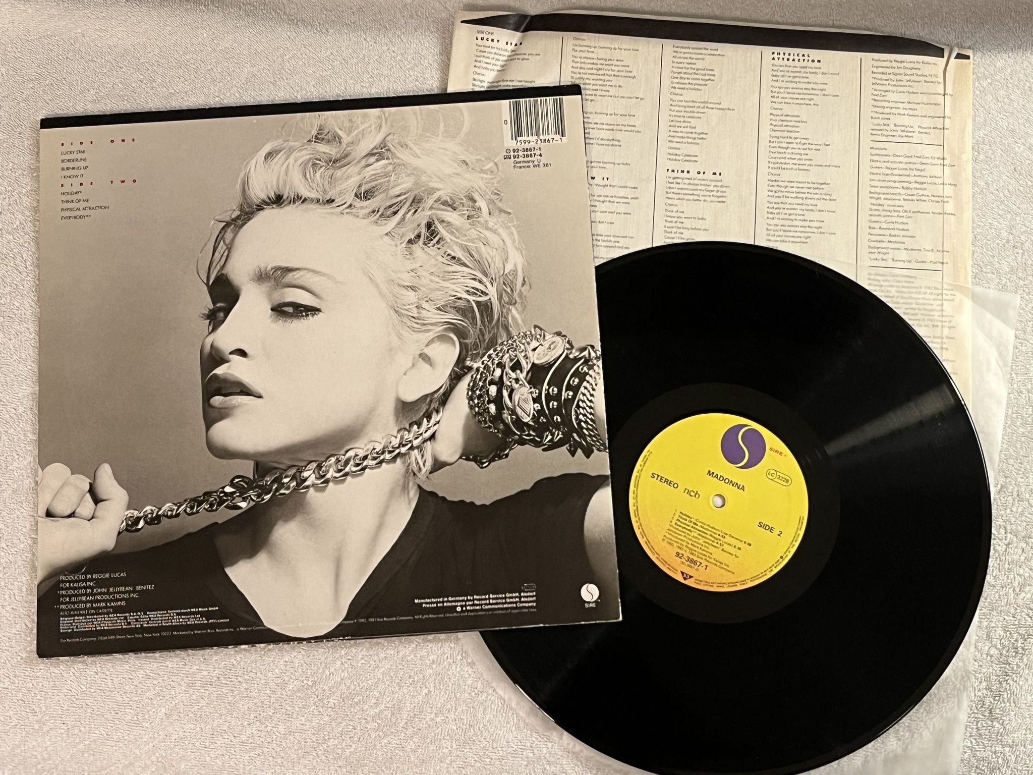 Omslagsbild för skivan MADONNA s/t LP -83 Ger SIRE 92-3867-1