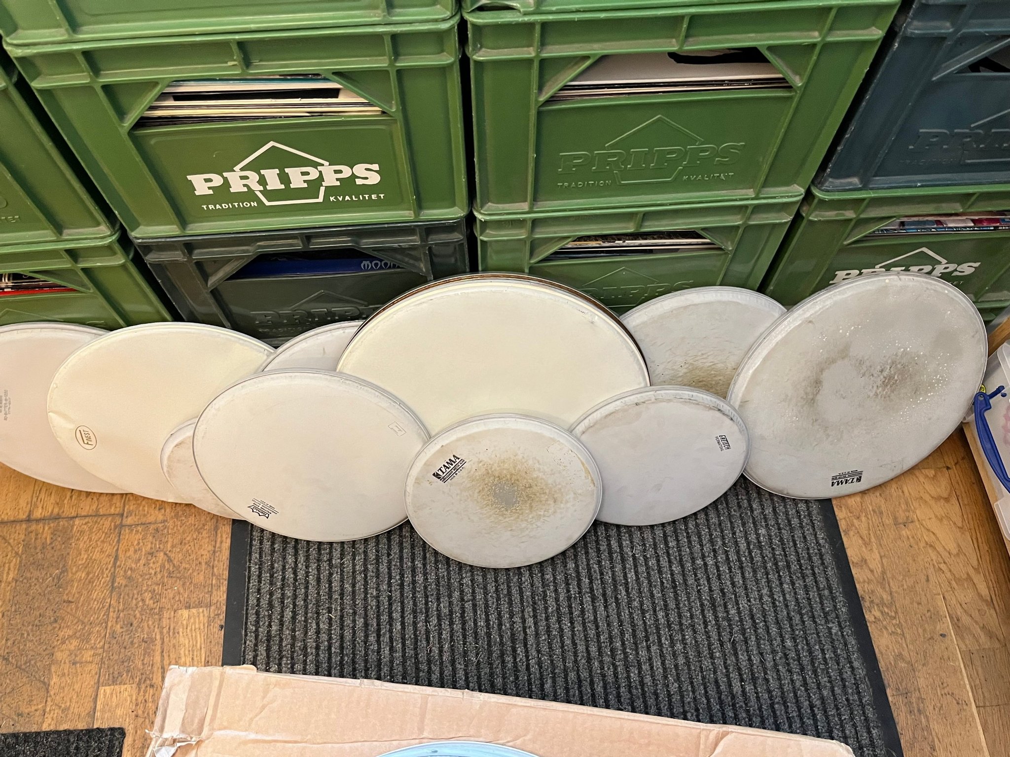 Omslagsbild för skivan Lite percussion relaterade grejer som tillhört trummisen Roger Palm ( ABBA )