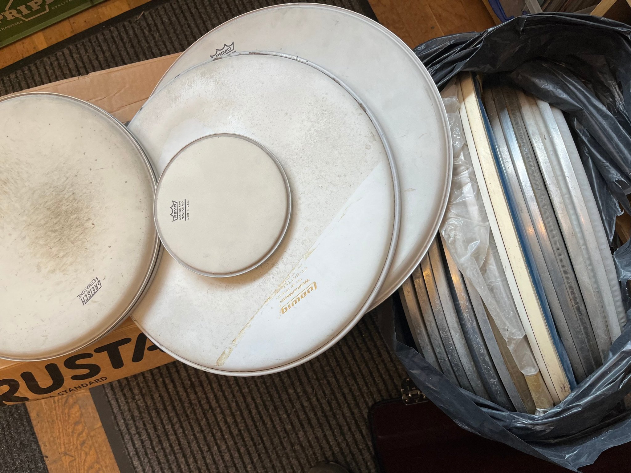 Omslagsbild för skivan Lite percussion relaterade grejer som tillhört trummisen Roger Palm ( ABBA )