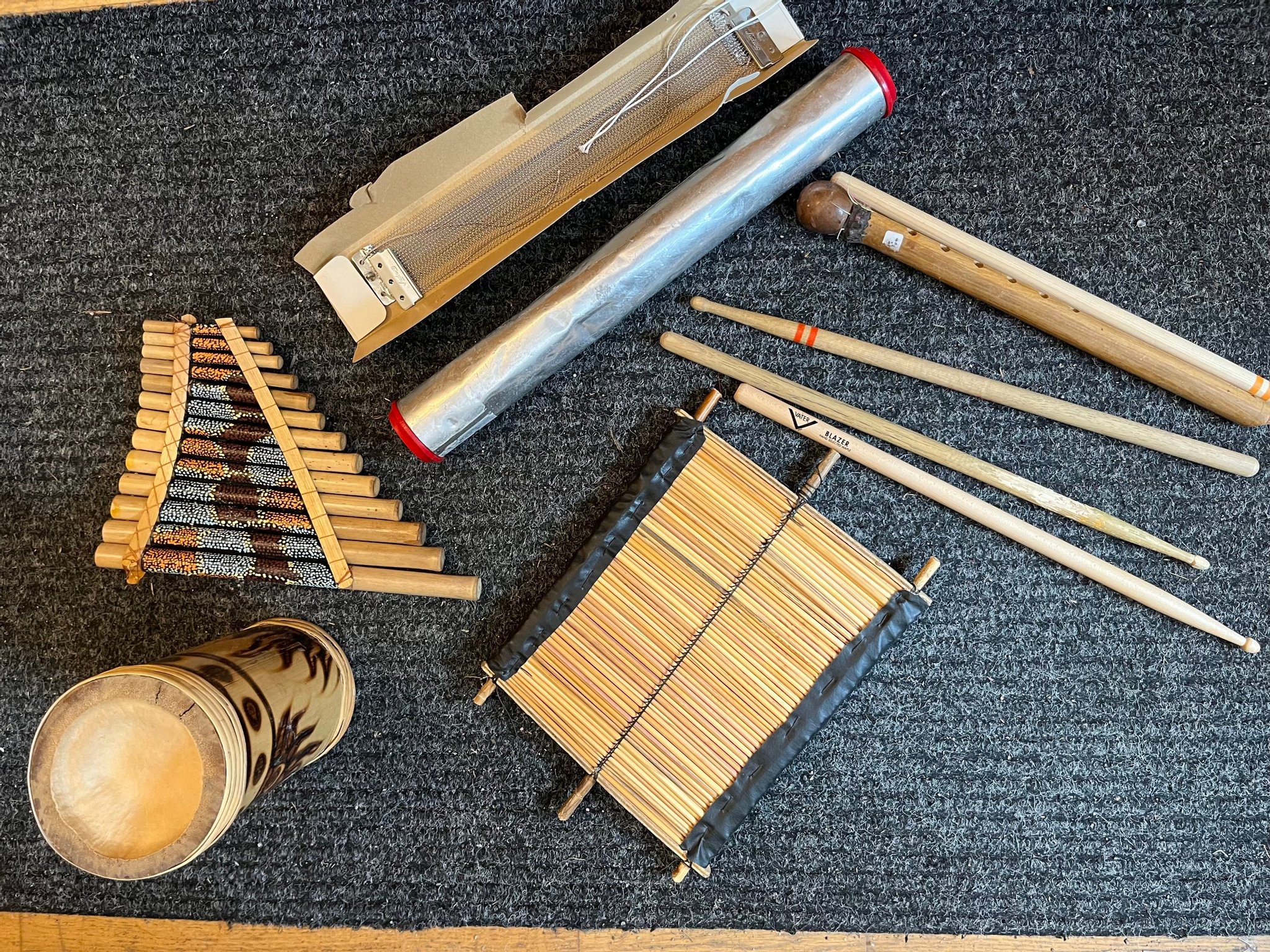 Omslagsbild för skivan Lite percussion relaterade grejer som tillhört trummisen Roger Palm ( ABBA )