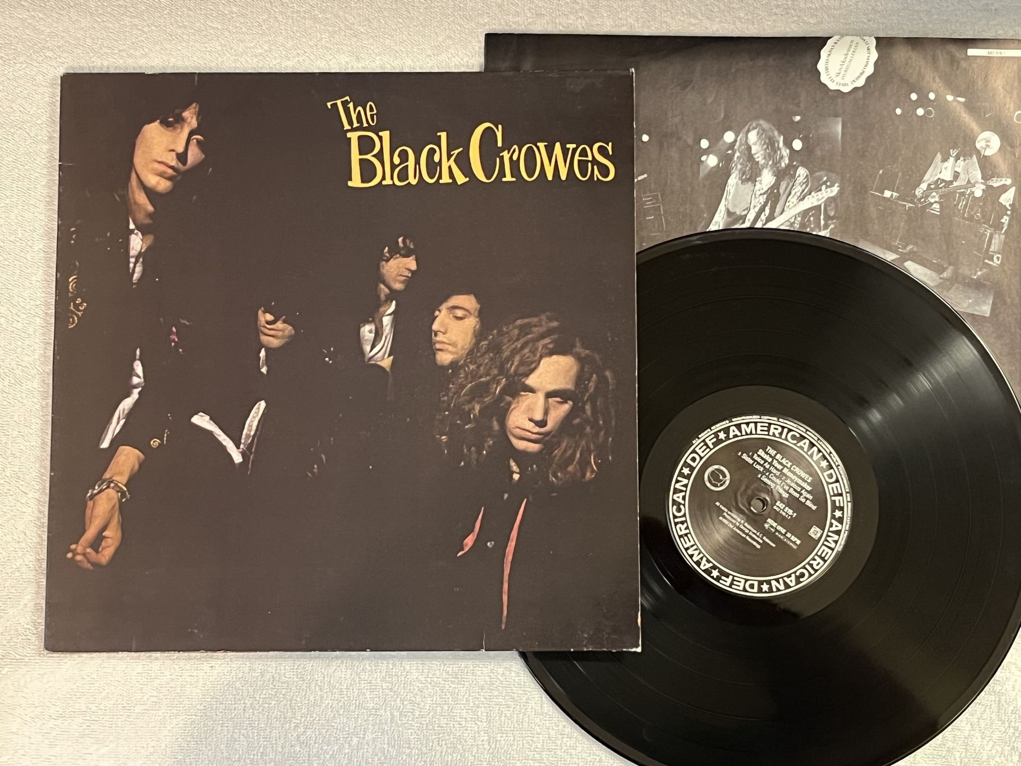 Omslagsbild för skivan THE BLACK CROWES Shake Your Money Maker LP -90 def americans 842 515-1