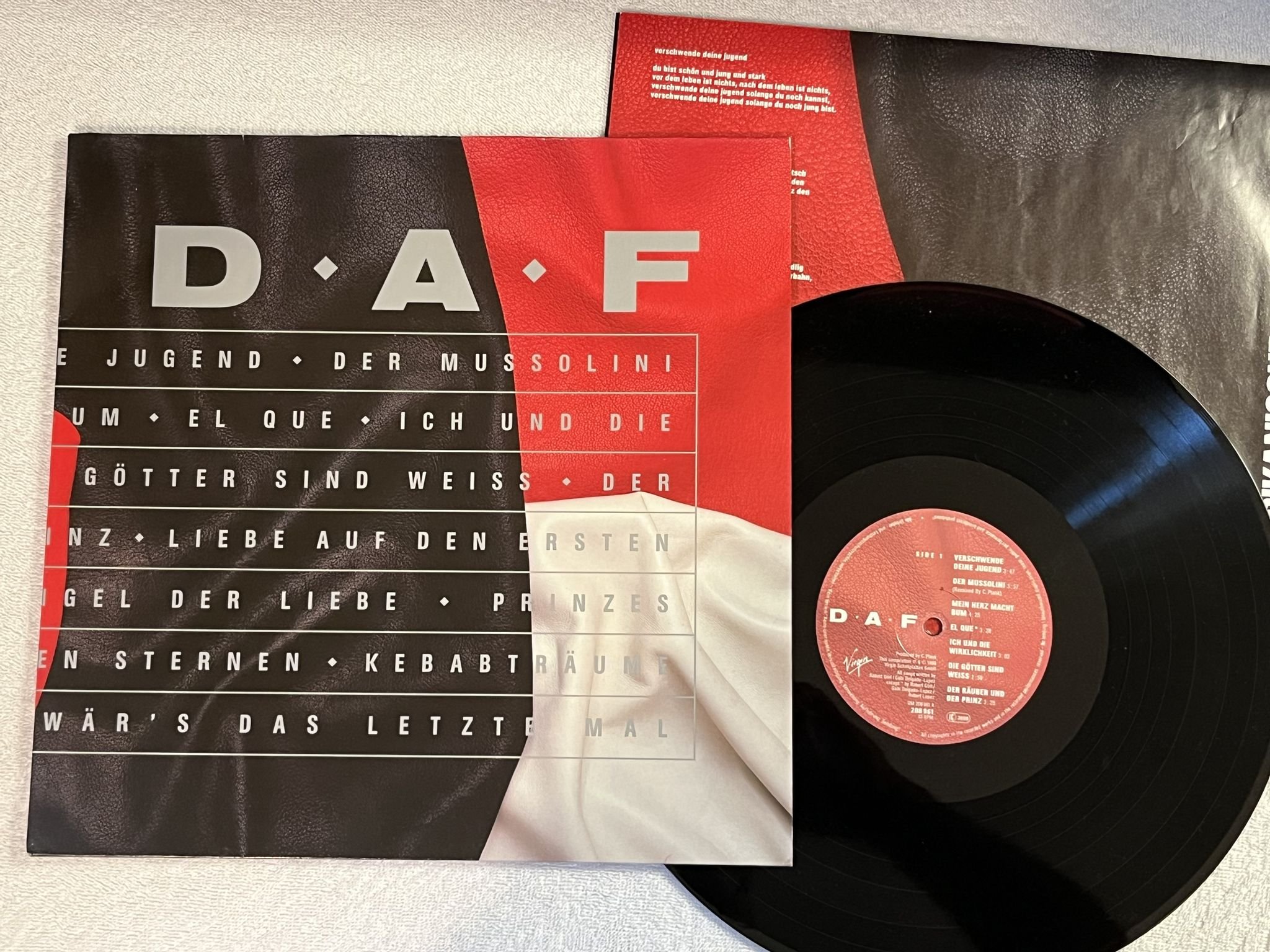 Omslagsbild för skivan D.A.F. Deutsch Amerikanische Freundschaft LP -88 Ger VIRGIN 208961