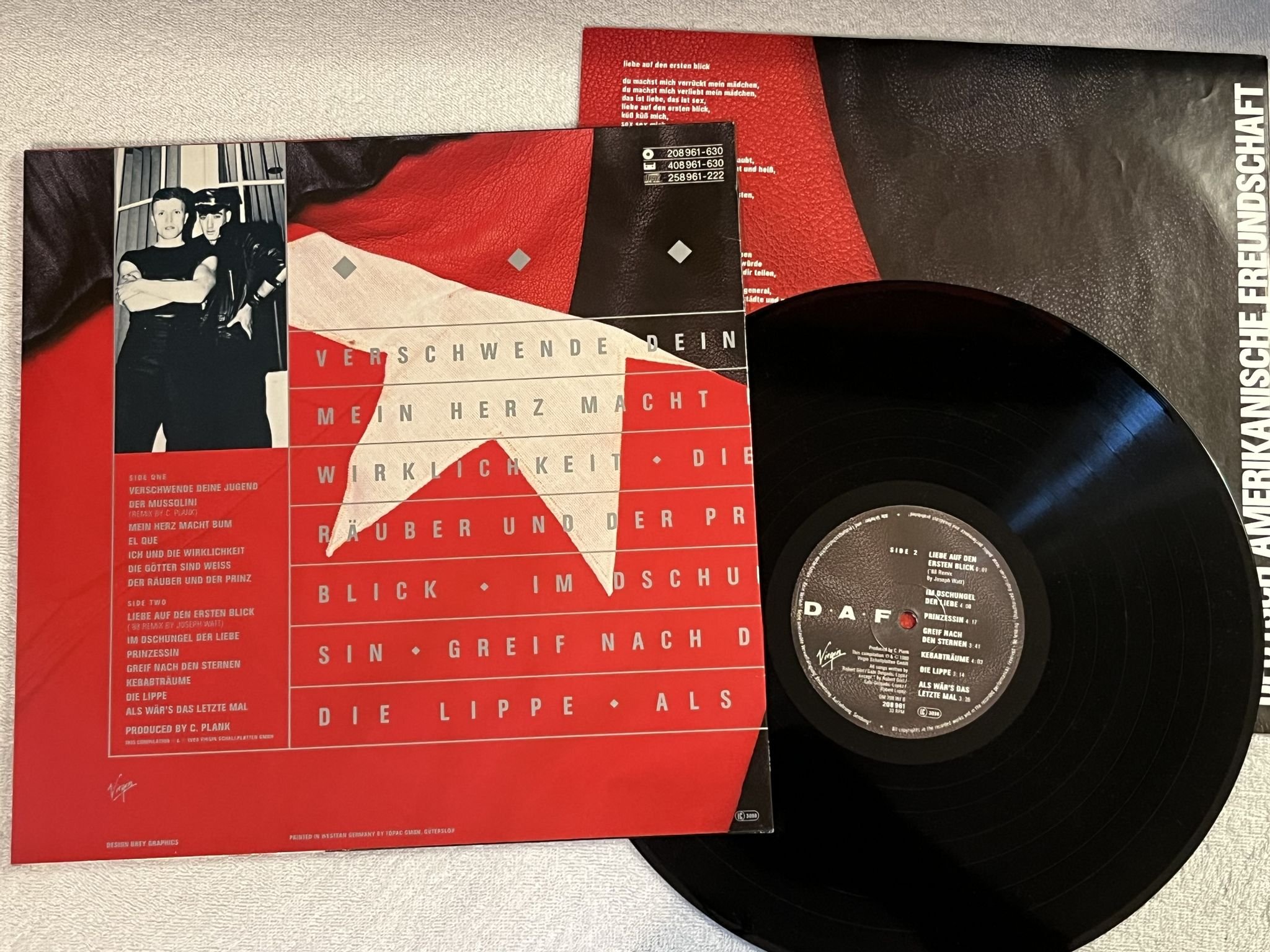 Omslagsbild för skivan D.A.F. Deutsch Amerikanische Freundschaft LP -88 Ger VIRGIN 208961