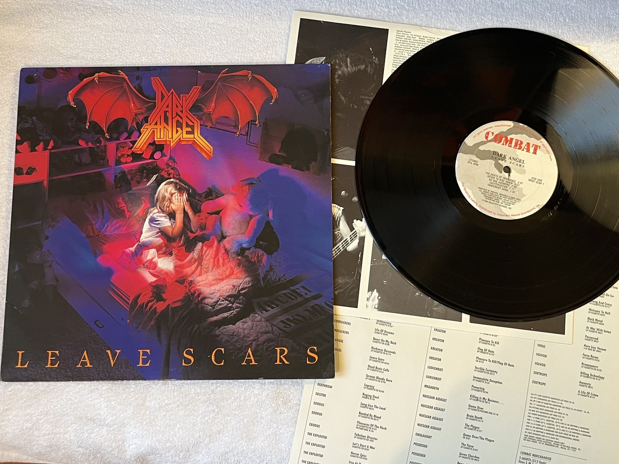Omslagsbild för skivan DARK ANGEL Leave Scars LP -89 US COMBAT 88561-8264-1 ** TRASH **
