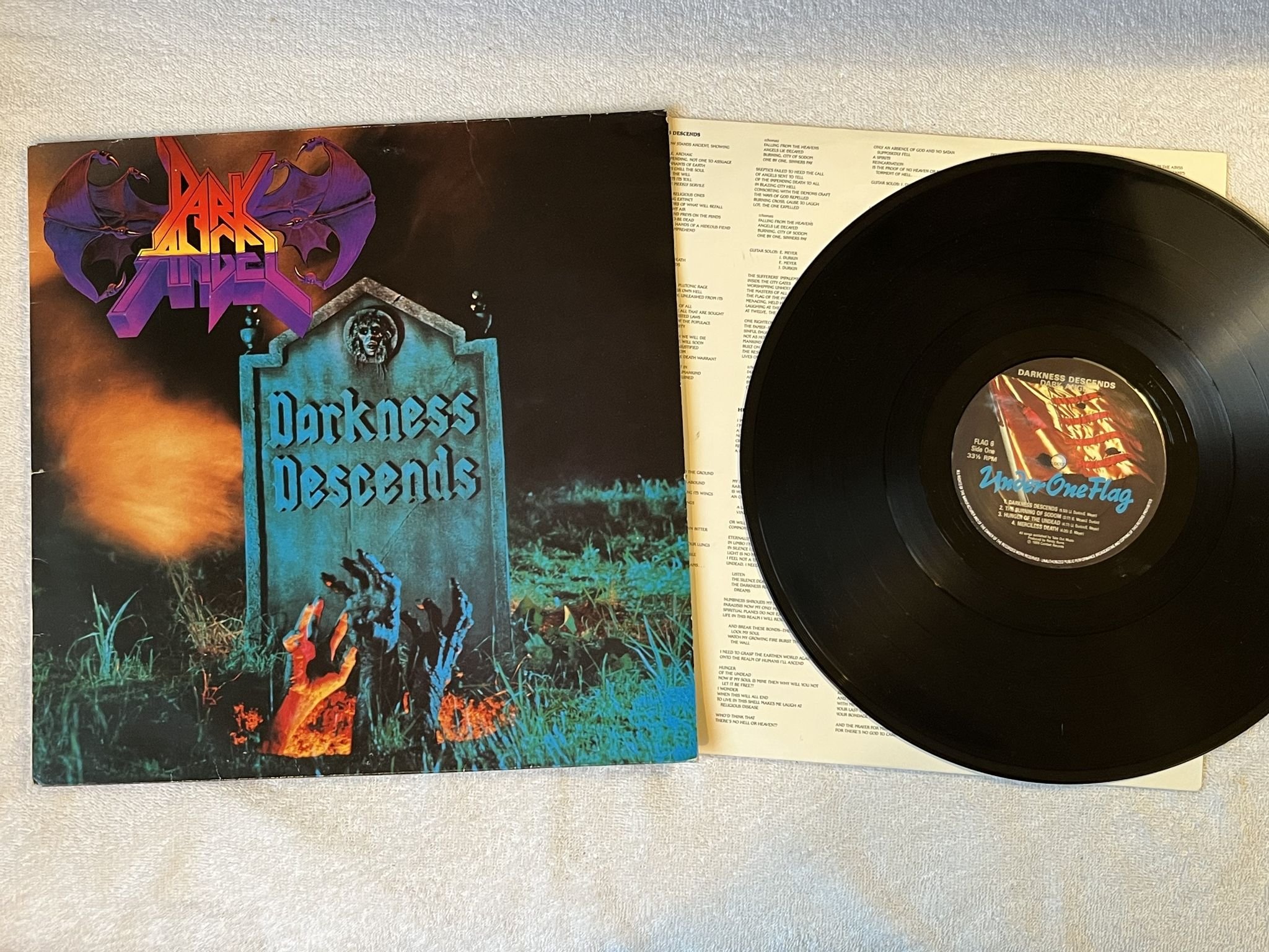 Omslagsbild för skivan DARK ANGEL Darkness Descends LP -86 UK under one flag FLAG 6 ** TRASH **