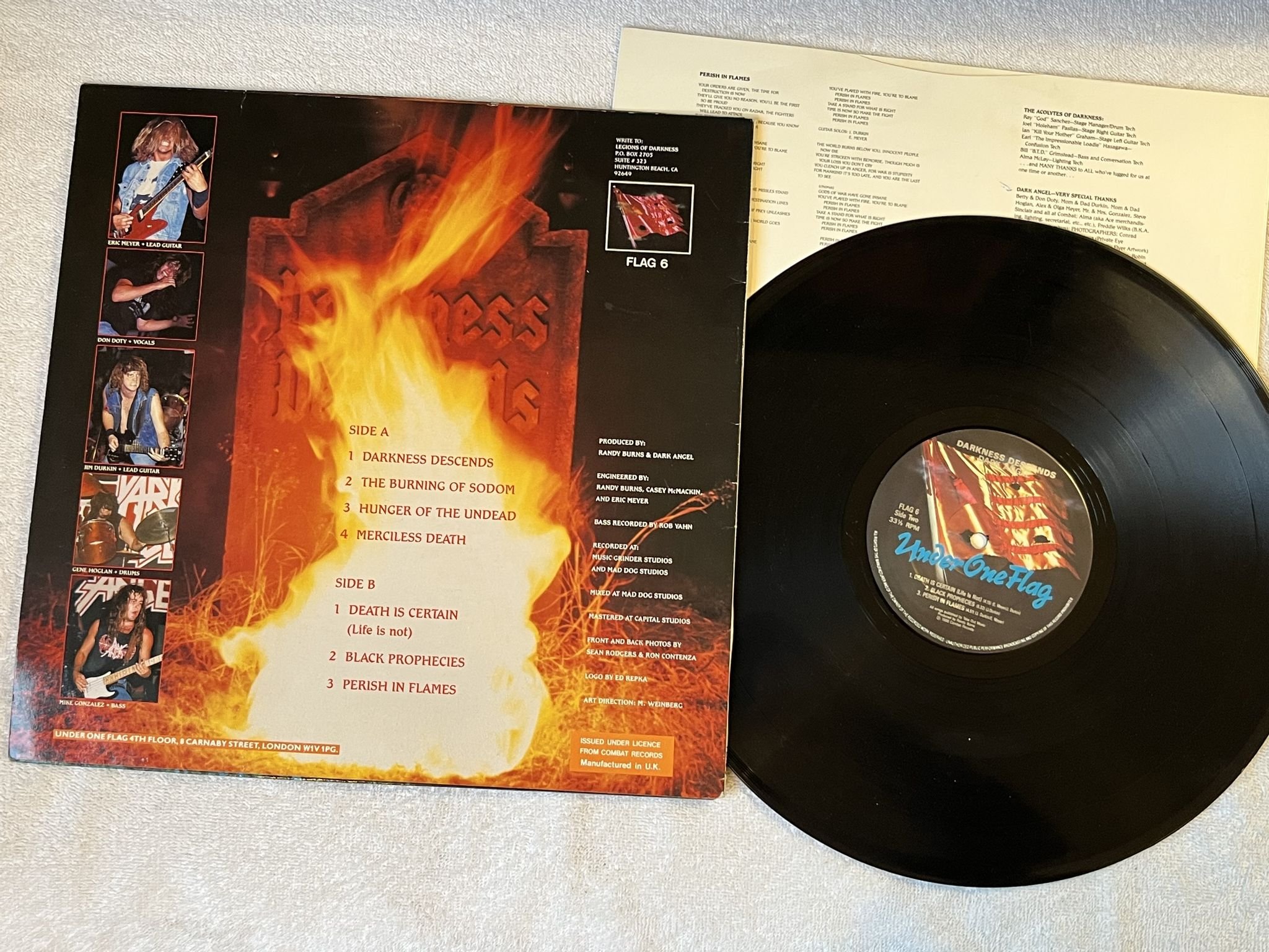 Omslagsbild för skivan DARK ANGEL Darkness Descends LP -86 UK under one flag FLAG 6 ** TRASH **