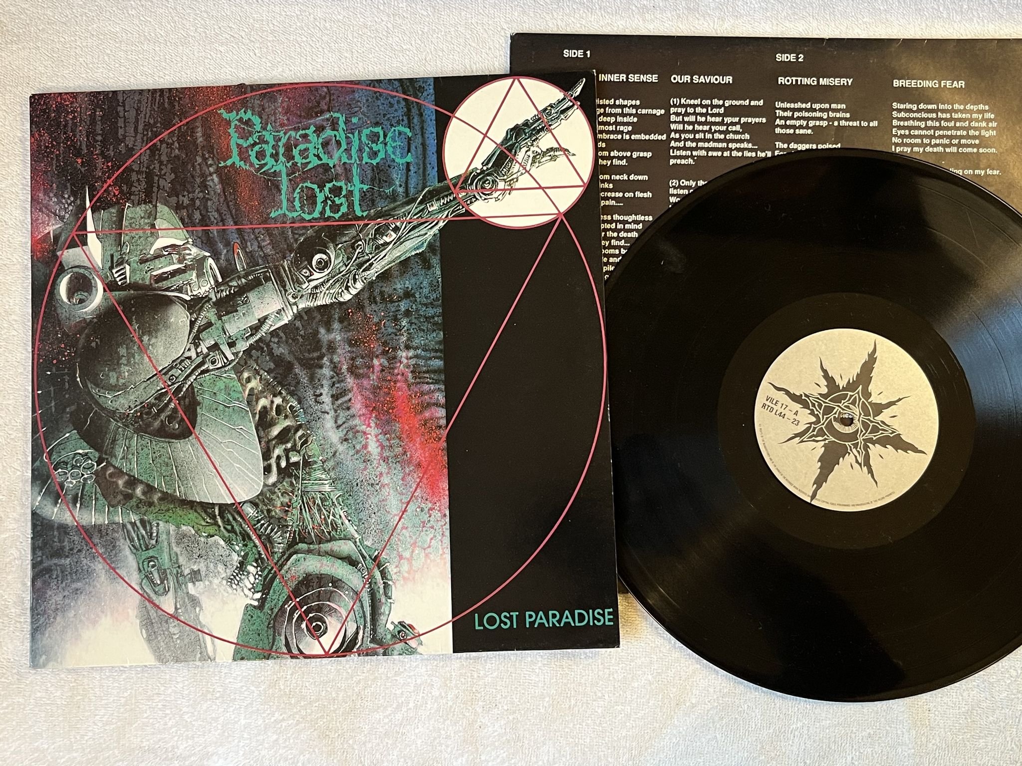 Omslagsbild för skivan PARADISE LOST s/t LP -90 UK PEACEVILLE VILE 17 *** Doom Metal ***