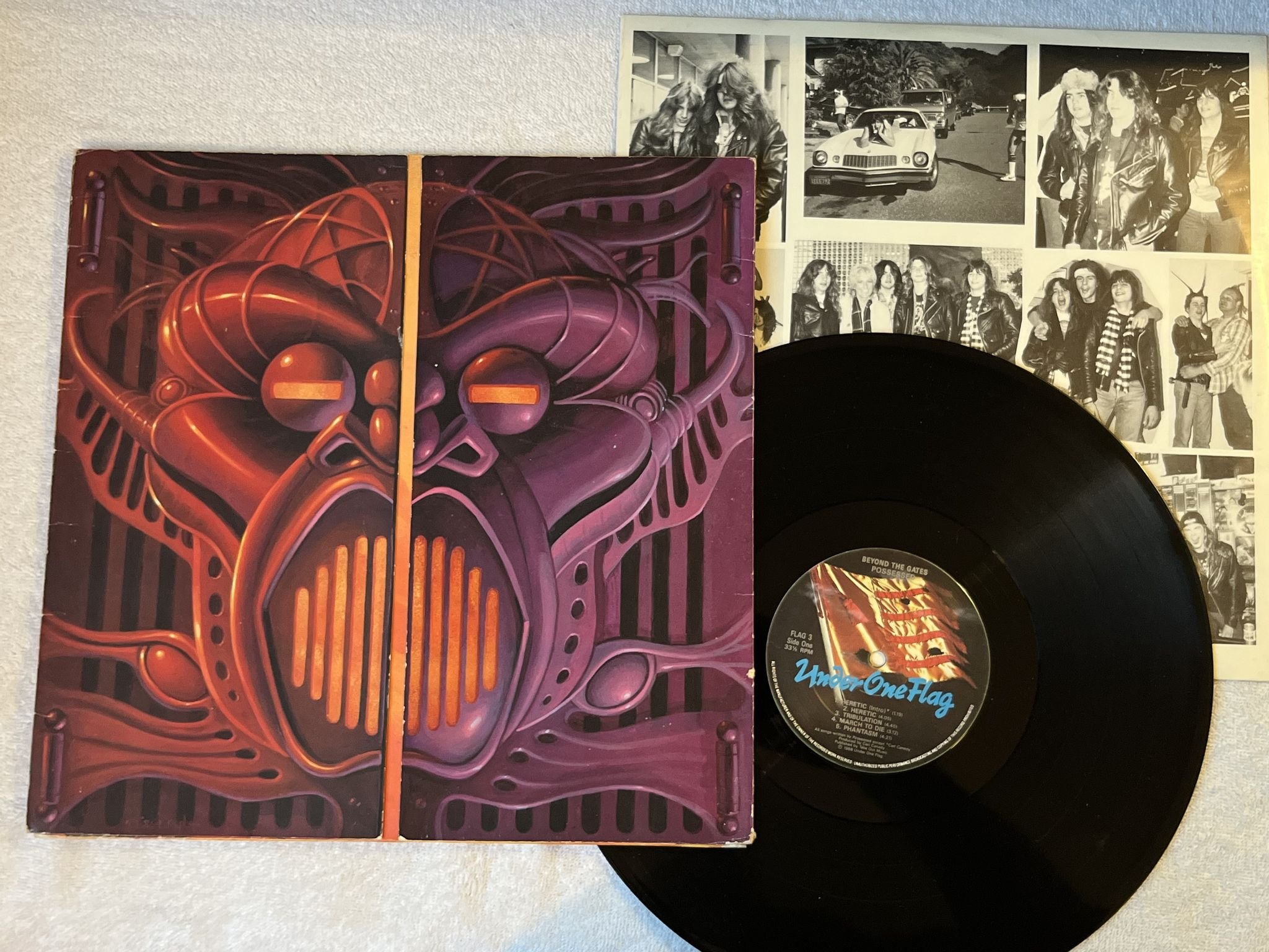 Omslagsbild för skivan POSSESSED Beyond The Gates LP -86 UK UNDER ON FLAG Flag 3 *** Trash ***