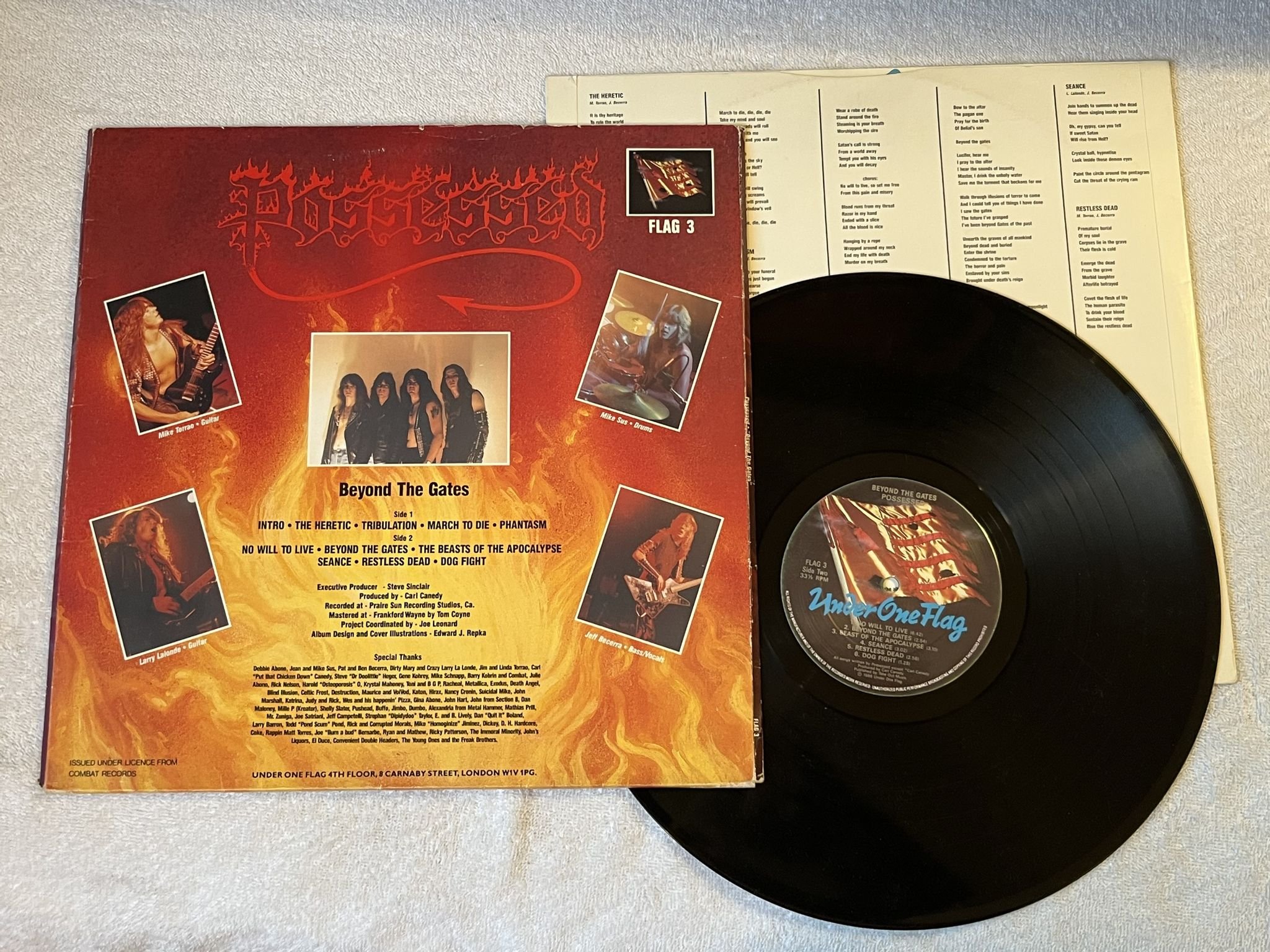 Omslagsbild för skivan POSSESSED Beyond The Gates LP -86 UK UNDER ON FLAG Flag 3 *** Trash ***