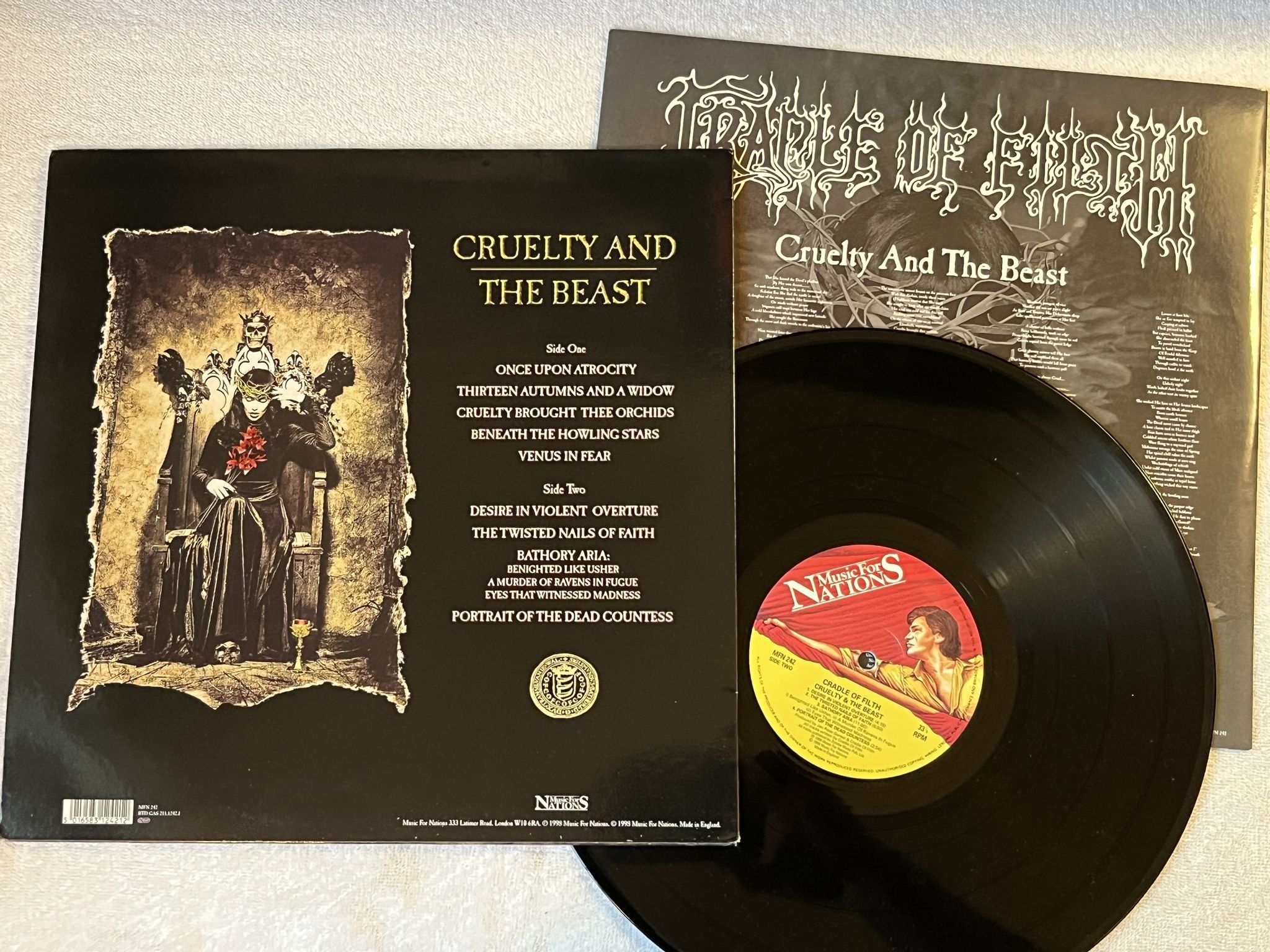 Omslagsbild för skivan CRADLE OF FILTH Cruelty And The Beast LP -98 MUSIC FOR NATIONS * BLACK METAL *