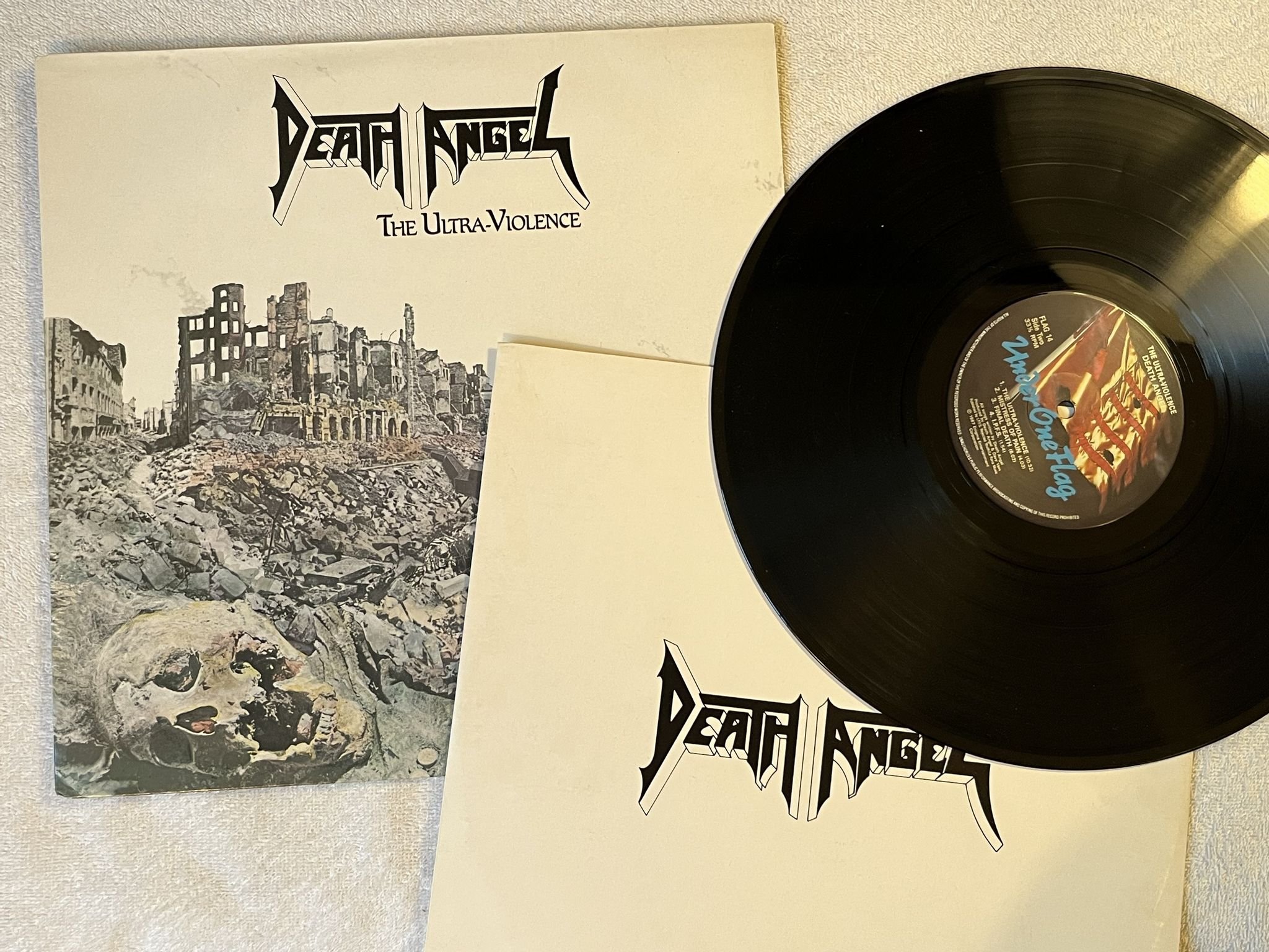 Omslagsbild för skivan DEATH ANGEL the ultra-violence LP -87 UK UNDER ONE FLAG FLAG 14 ** TRASH **