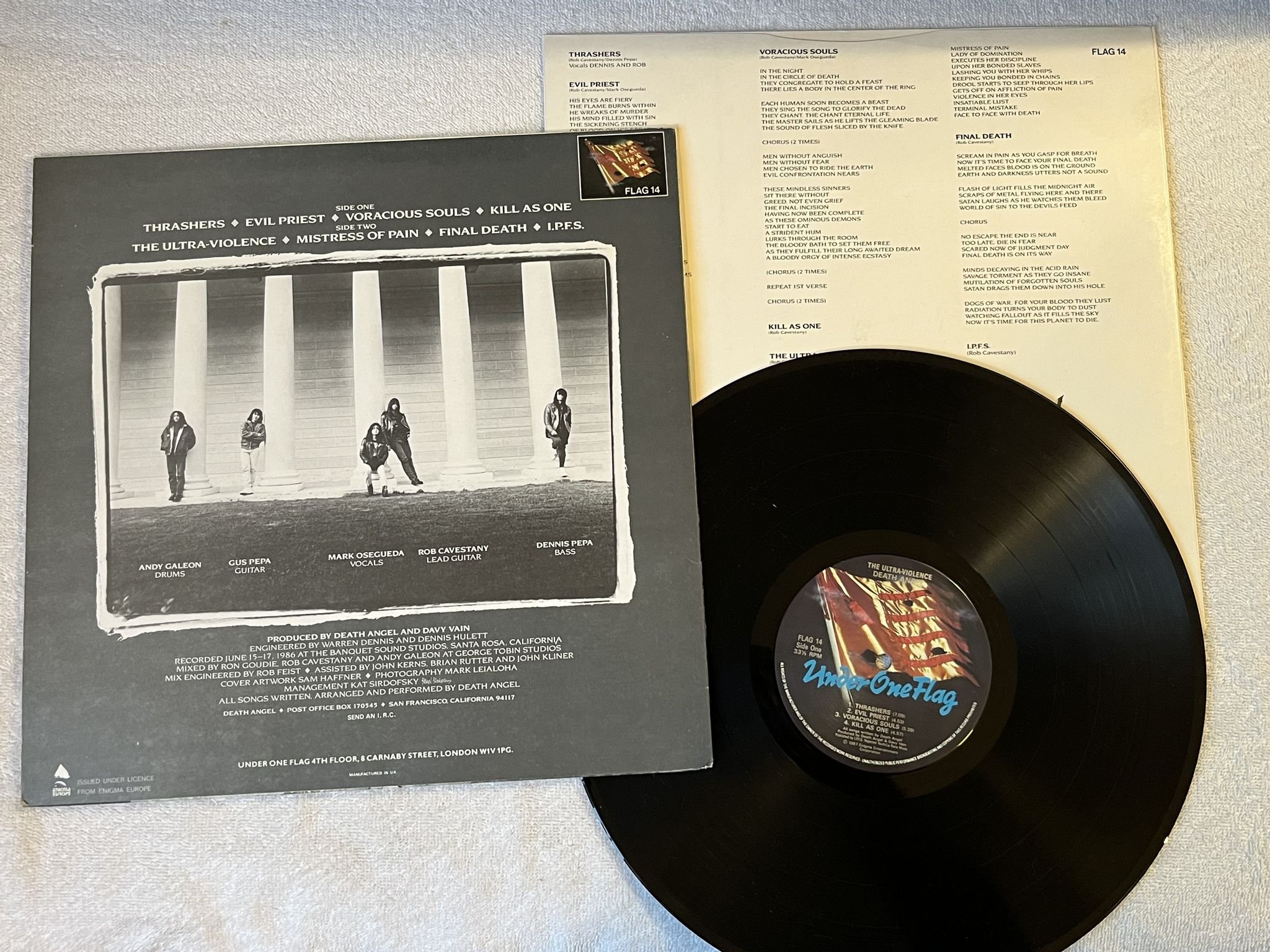 Omslagsbild för skivan DEATH ANGEL the ultra-violence LP -87 UK UNDER ONE FLAG FLAG 14 ** TRASH **