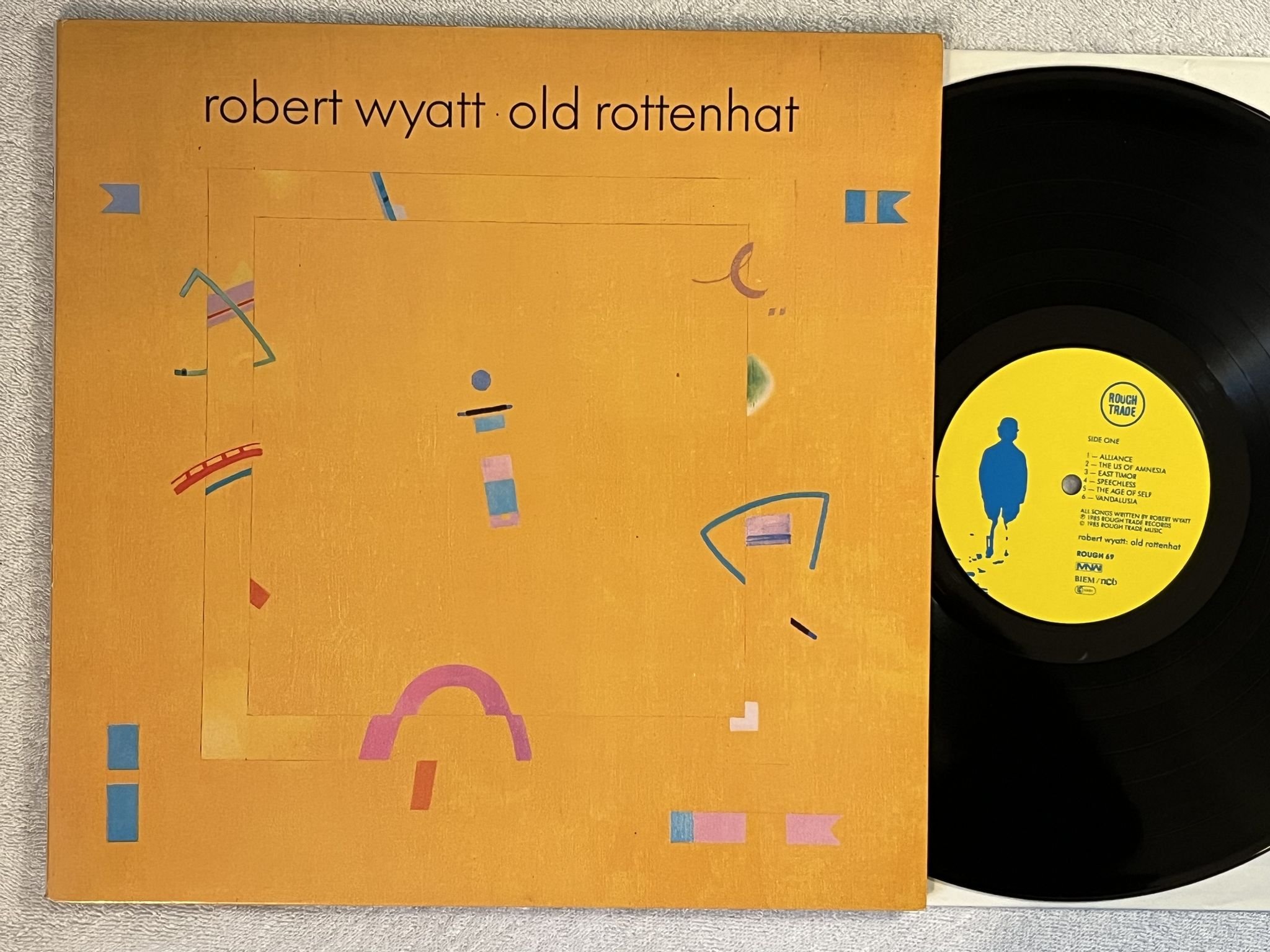Omslagsbild för skivan ROBERT WYATT old rottenhat LP -85 ncb ROUGH TRADE ROUGH 69