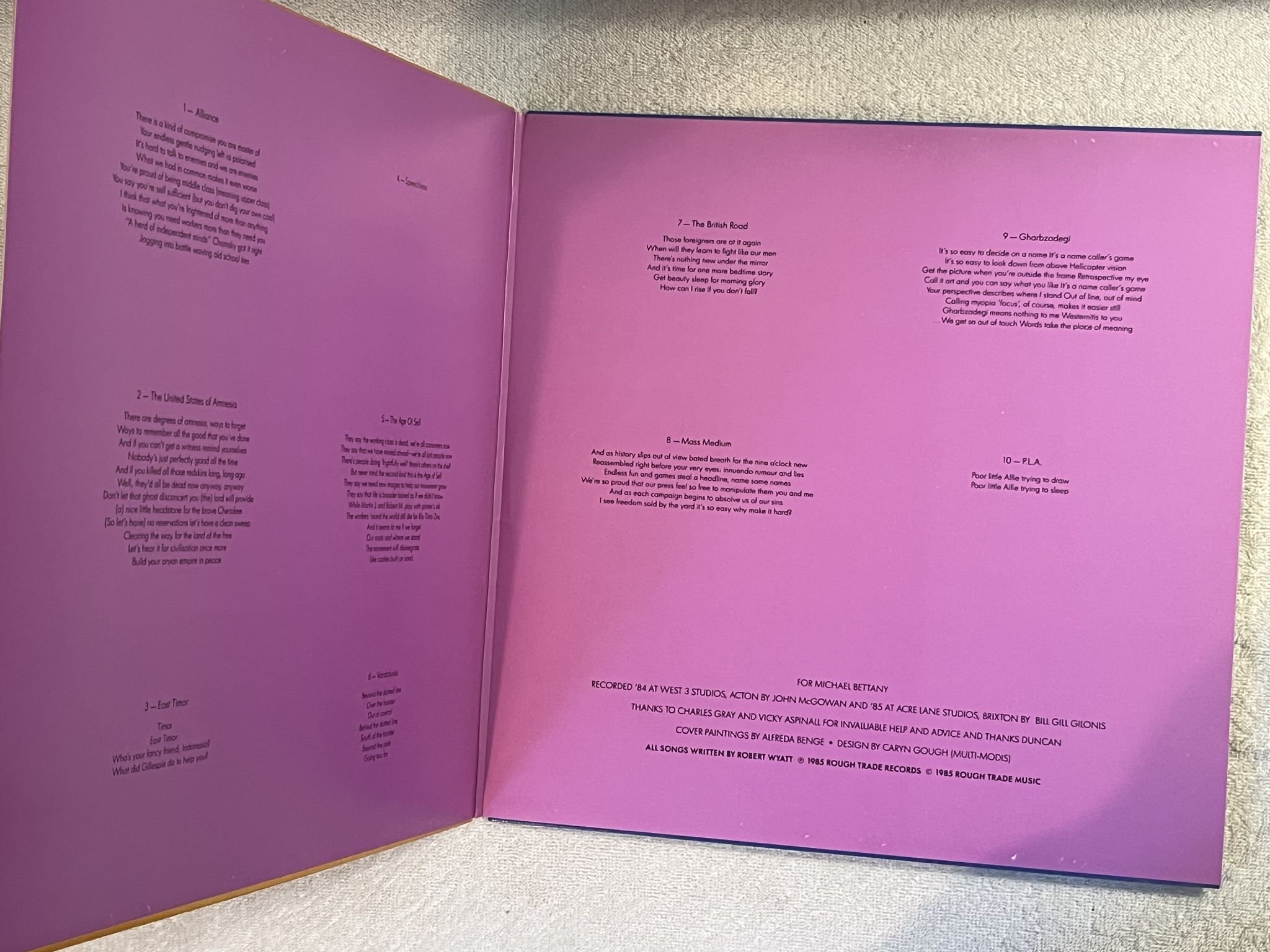 Omslagsbild för skivan ROBERT WYATT old rottenhat LP -85 ncb ROUGH TRADE ROUGH 69