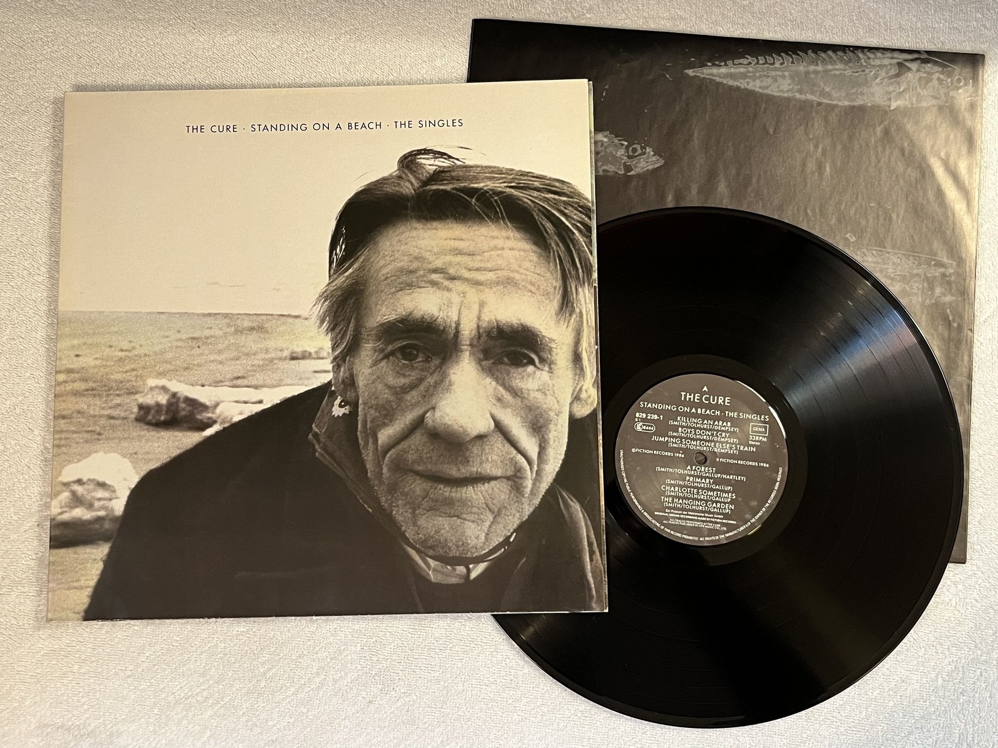 Omslagsbild för skivan THE CURE Standing On A Beach · The Singles LP -86 fiction 829239-1
