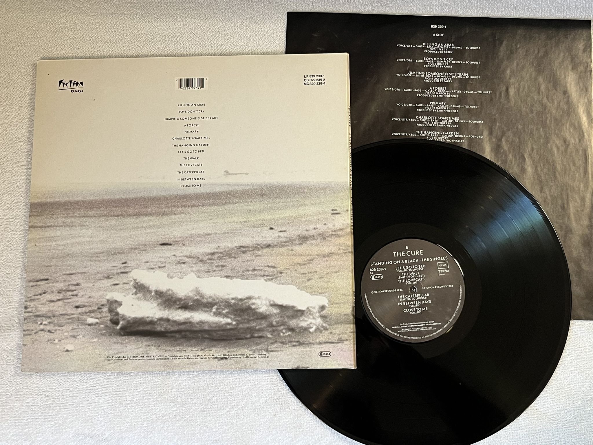 Omslagsbild för skivan THE CURE Standing On A Beach · The Singles LP -86 fiction 829239-1