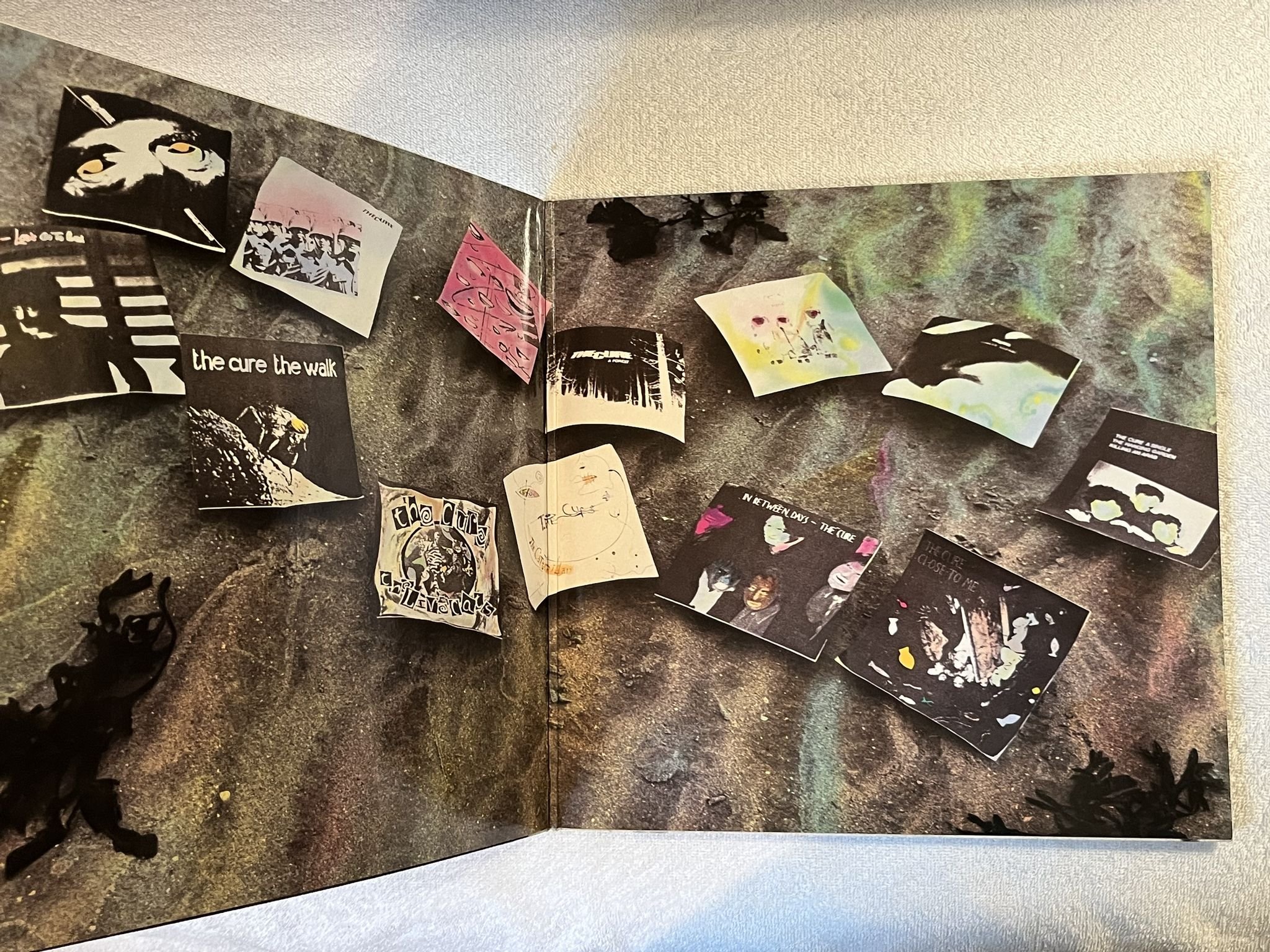 Omslagsbild för skivan THE CURE Standing On A Beach · The Singles LP -86 fiction 829239-1