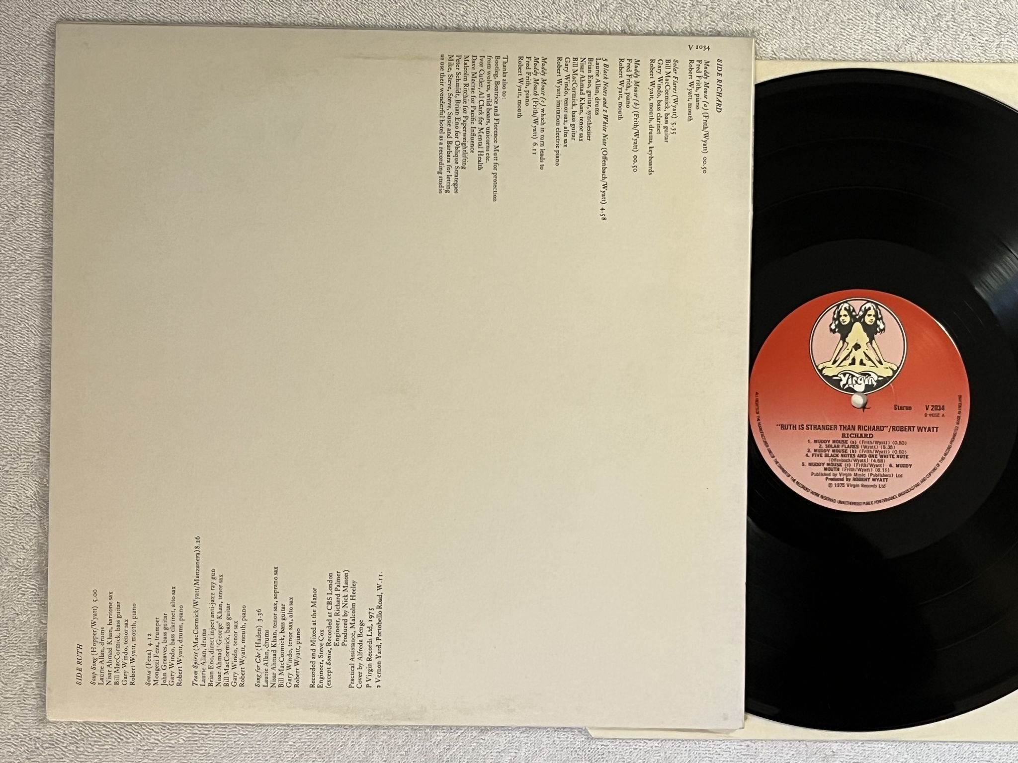 Omslagsbild för skivan ROBERT WYATT Ruth Is Stranger Than Richard LP UK V 2034 ** Red Virgin Twin **