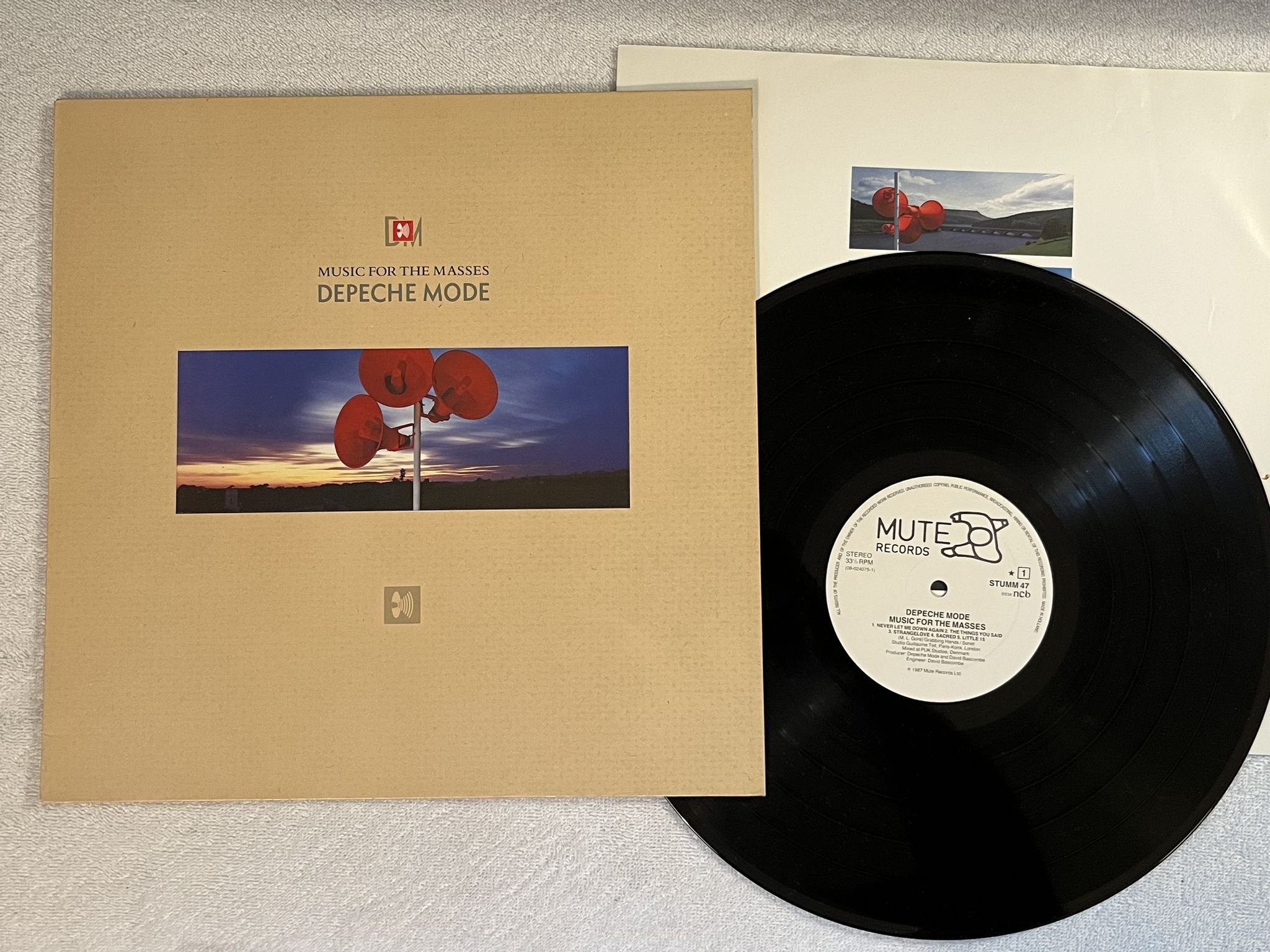 Omslagsbild för skivan DEPECHE MODE Music For The Masses LP -87 ncb MUTE STUMM 47