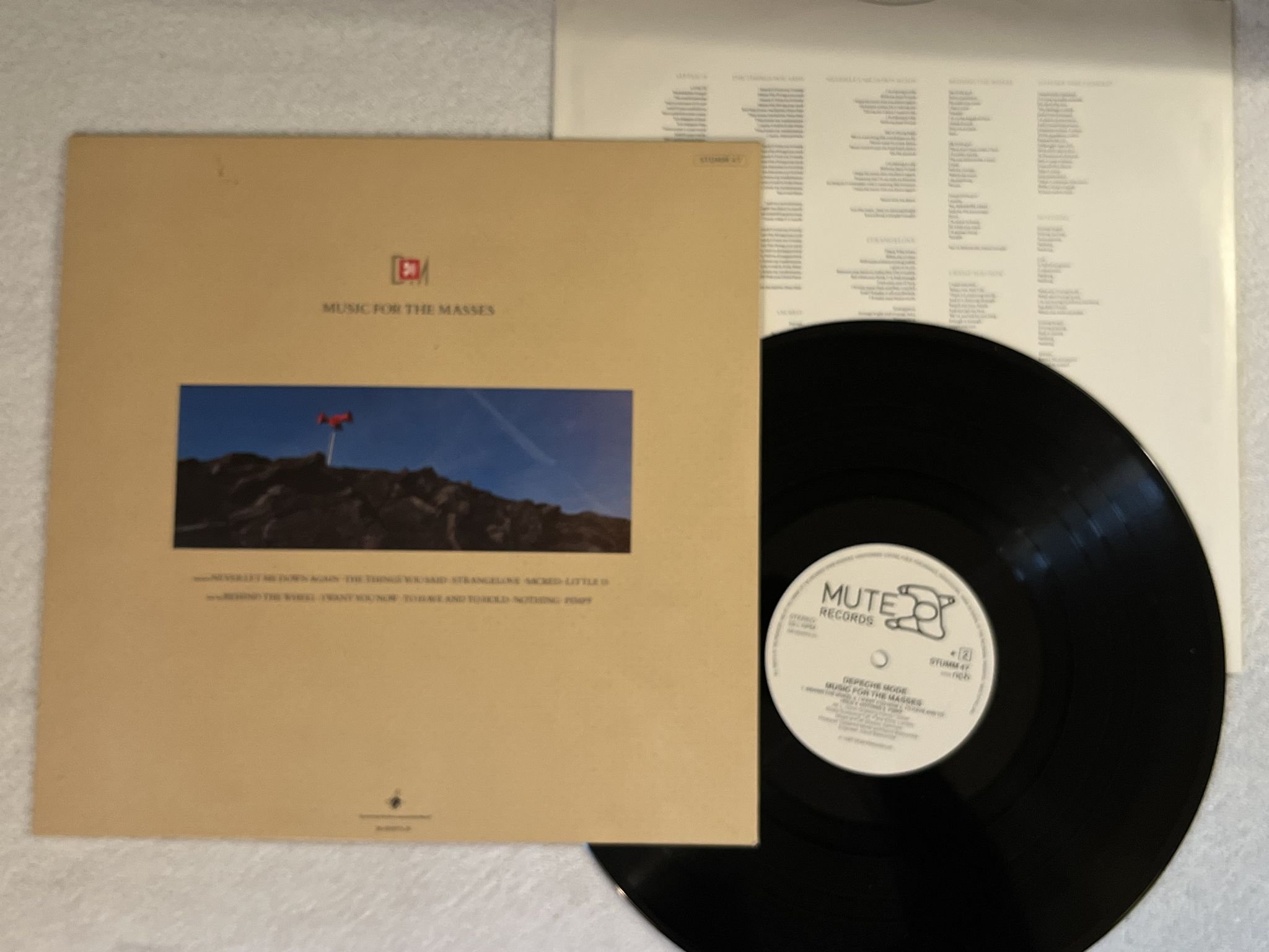 Omslagsbild för skivan DEPECHE MODE Music For The Masses LP -87 ncb MUTE STUMM 47