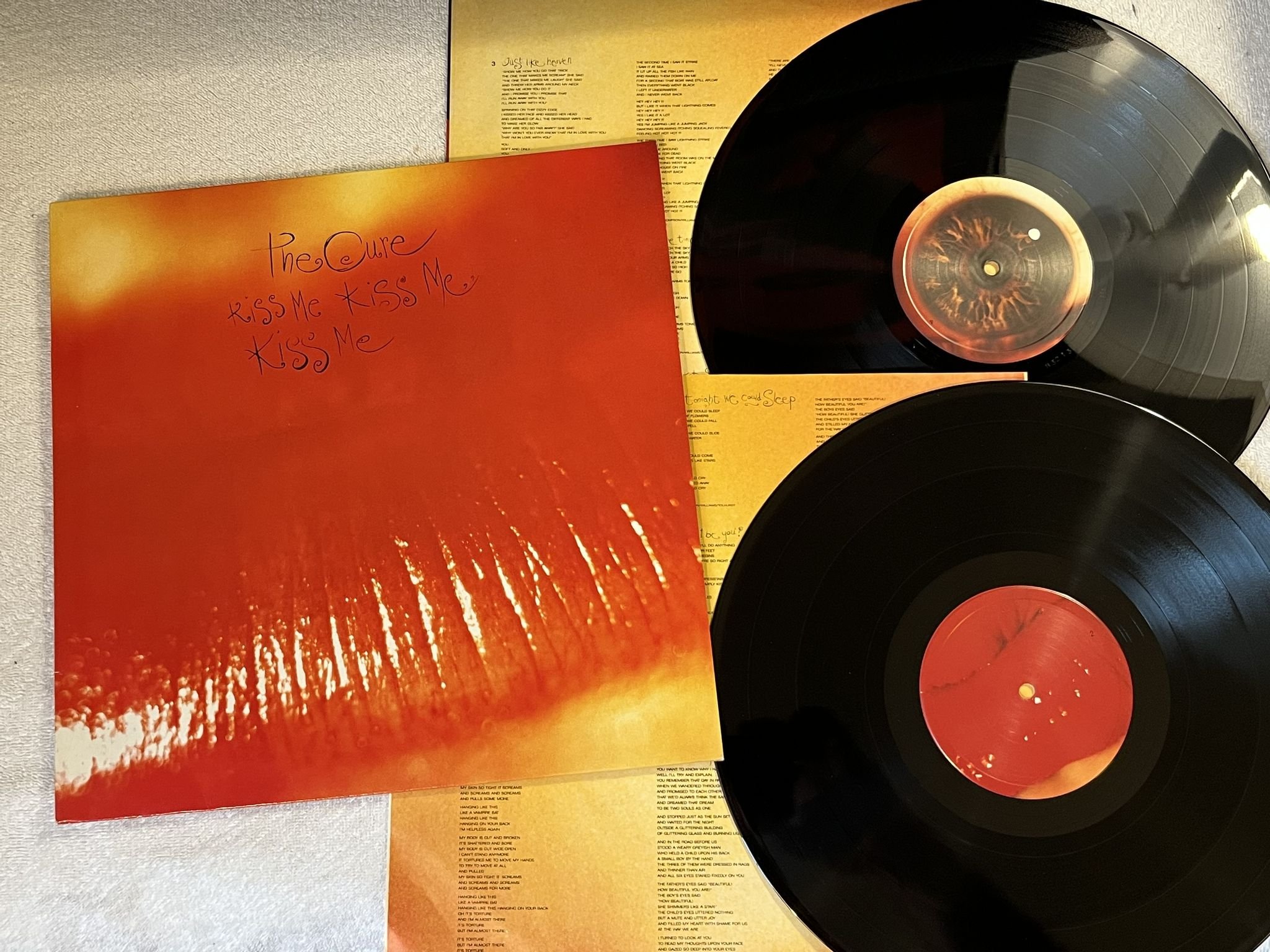 Omslagsbild för skivan THE CURE kiss me kiss me kiss me 2xLP -87 Ger FICTION 832 130-1