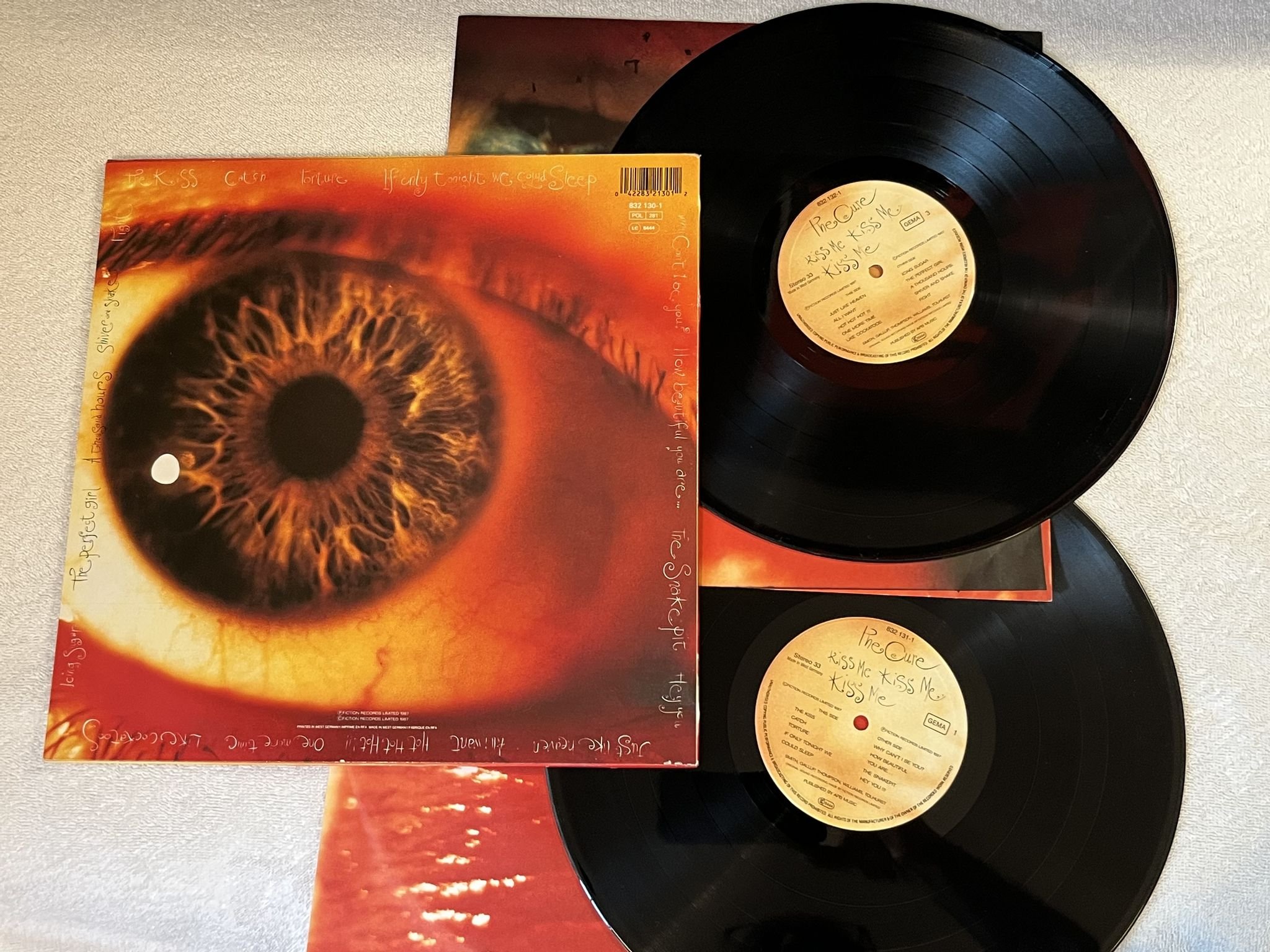 Omslagsbild för skivan THE CURE kiss me kiss me kiss me 2xLP -87 Ger FICTION 832 130-1