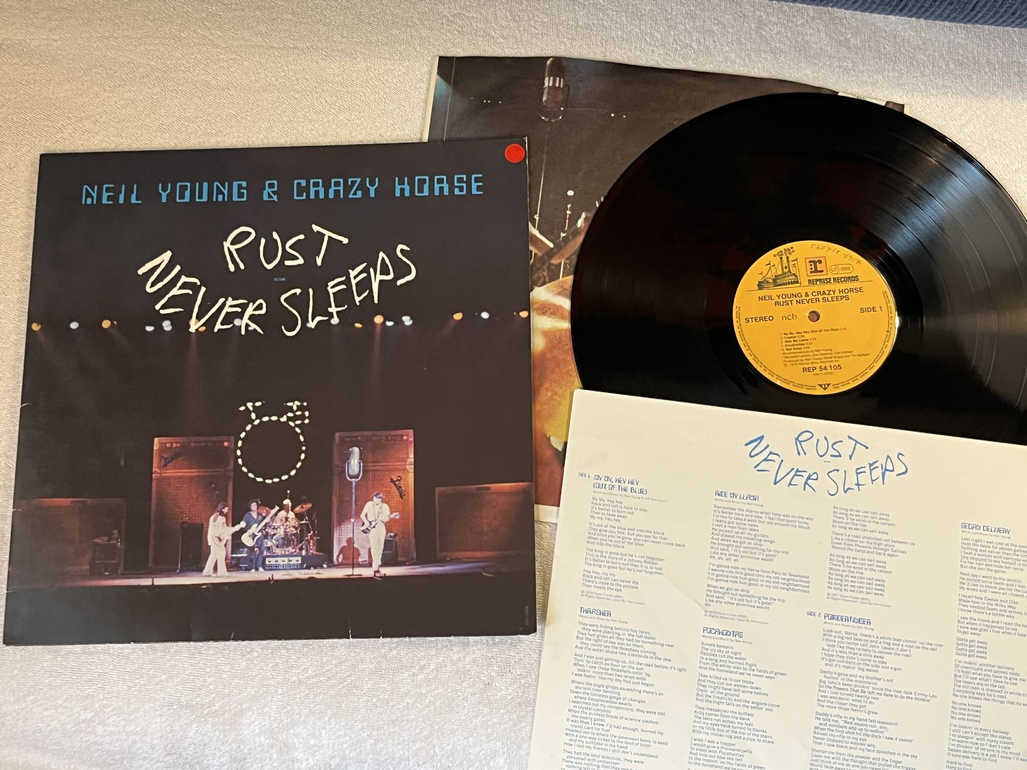 Omslagsbild för skivan NEIL YOUNG & CRAZY HORSE rust never sleeps LP -79 ncb REPRISE REP 54105