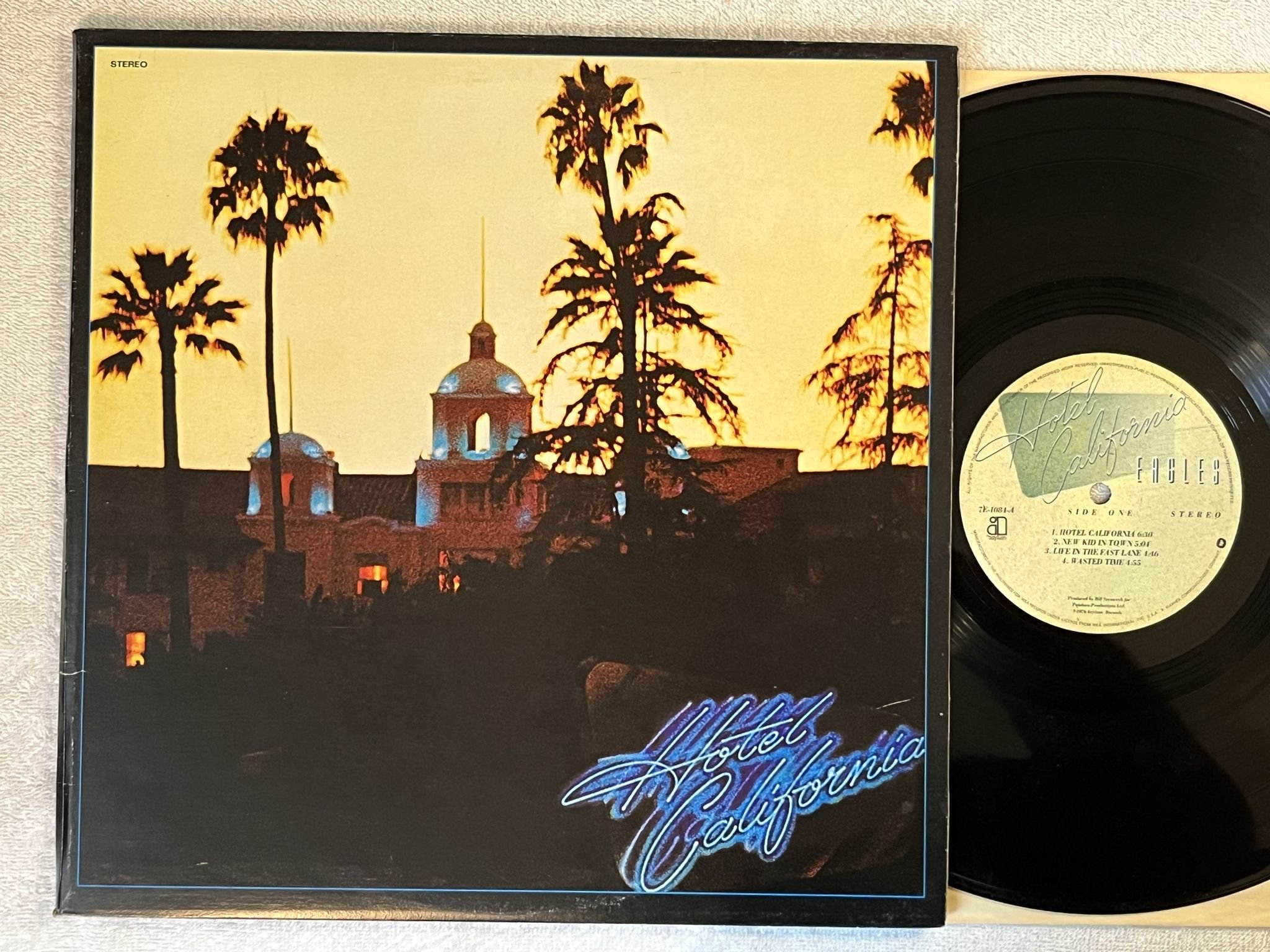 Omslagsbild för skivan EAGLES Hotel California LP -76 US ASYLUM 7E-1084 *** CLASSIC ***